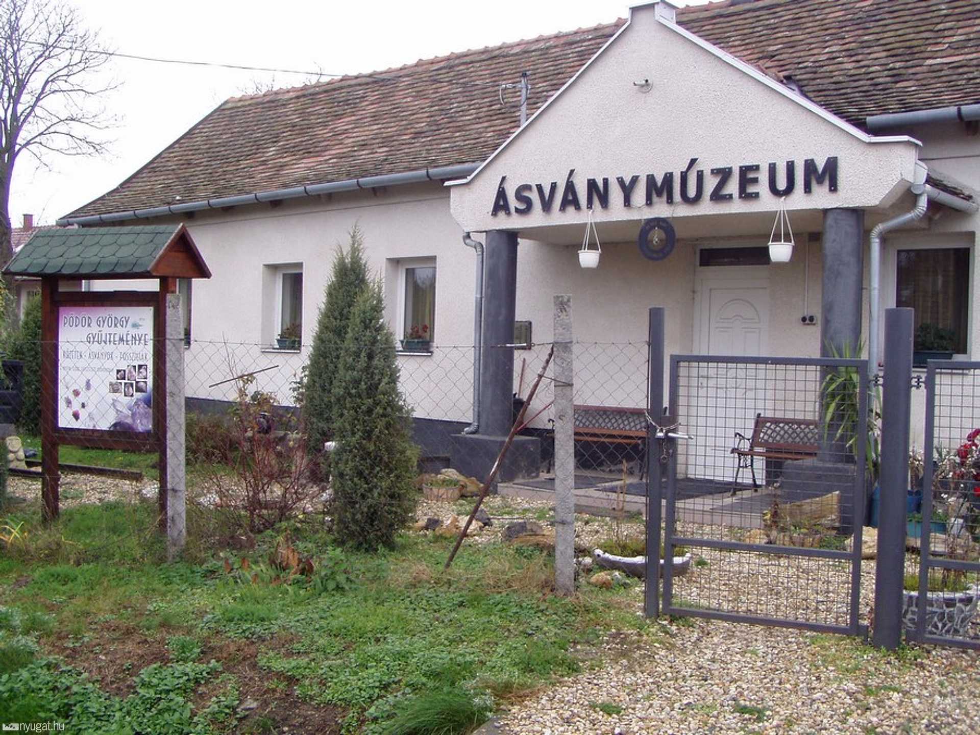 A múzeumépület, előtérben a tájékoztató táblával