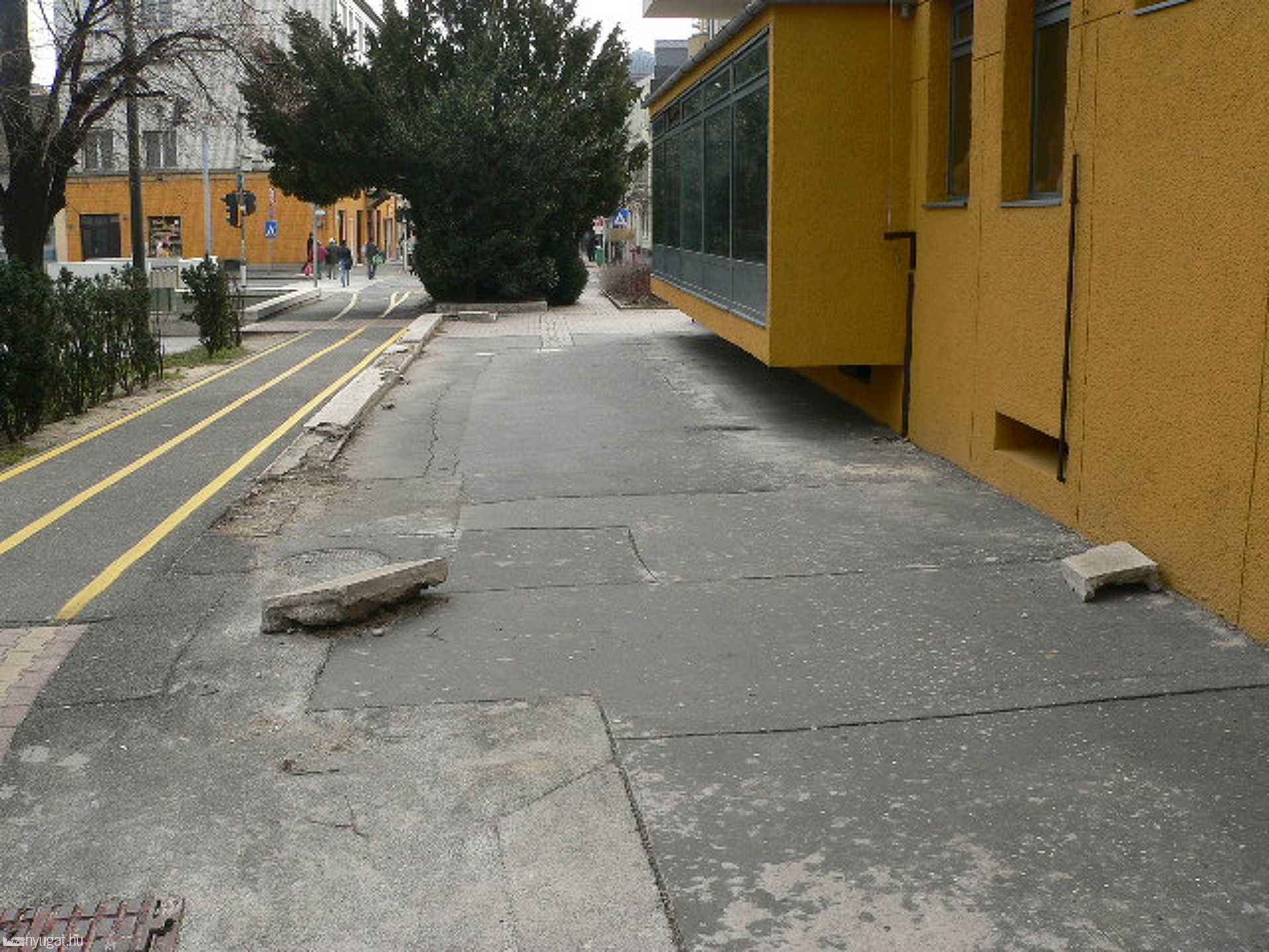 Széttört betonszegély az Antall József térnél