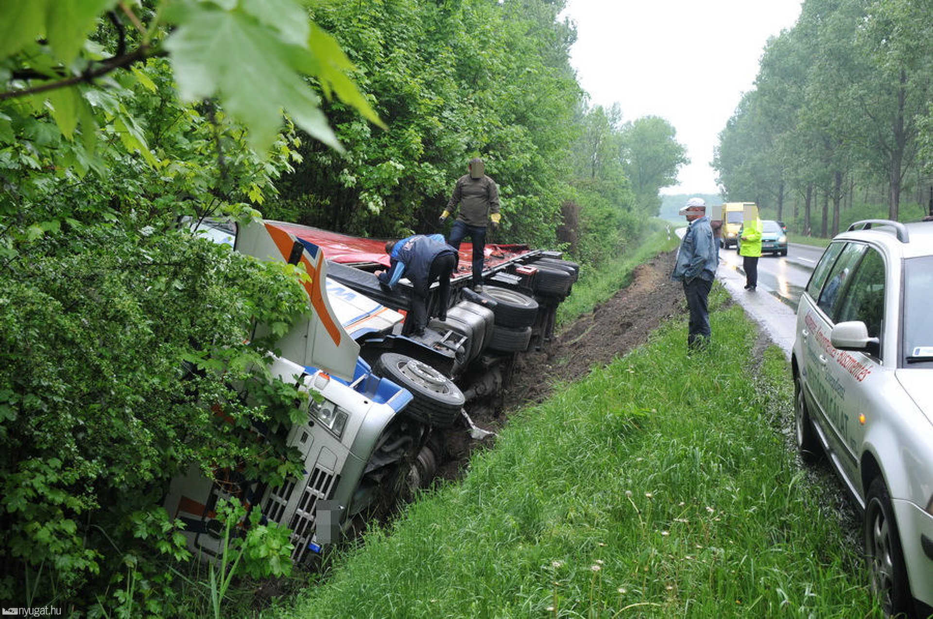 A reggeli kamionbalesetkor készült képünk - az esti kiemelés miatt is késtek a buszok