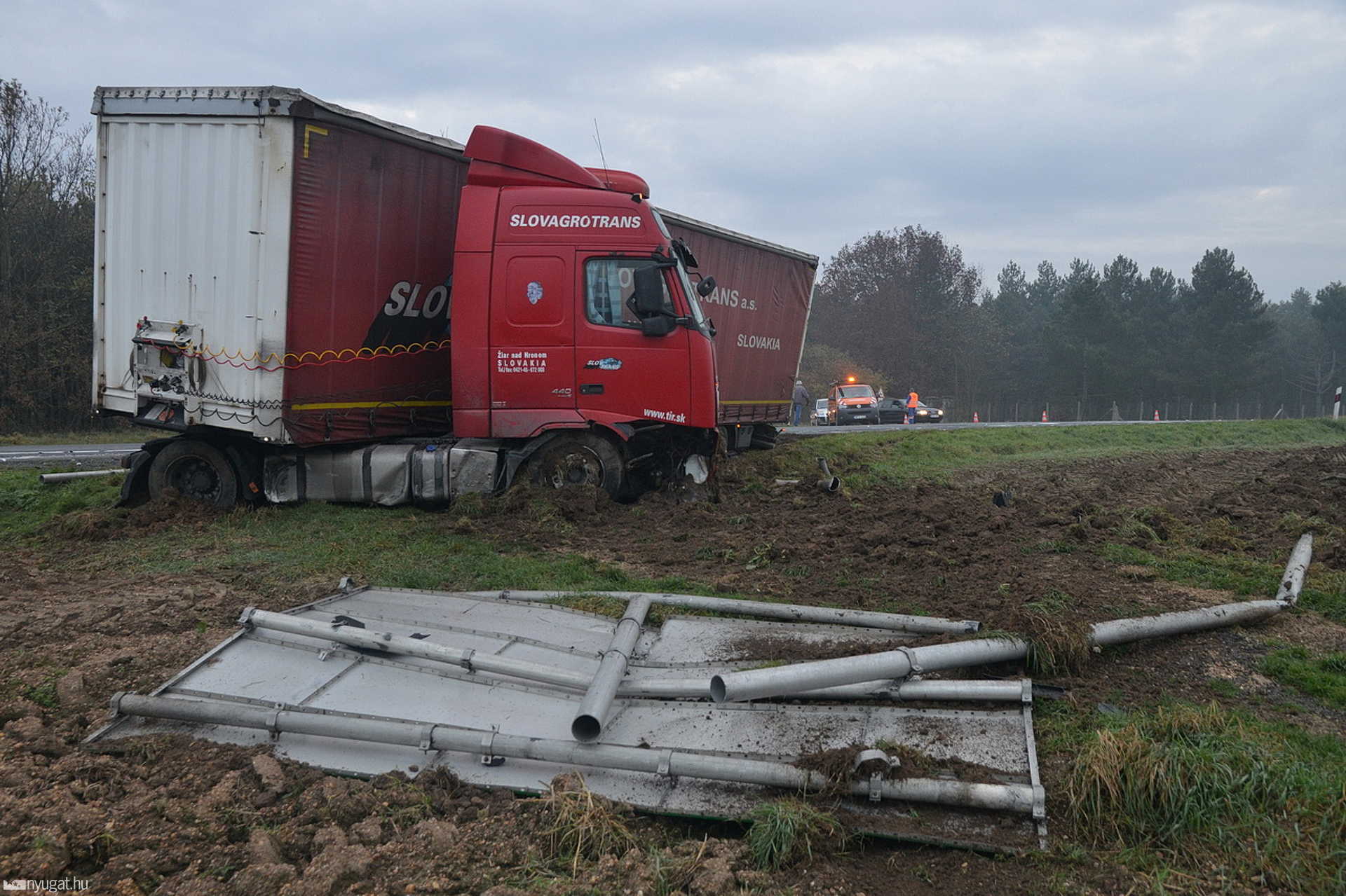 Kamionnak hajtott egy Ford a 86-os főúton, a vasvári elágazónál