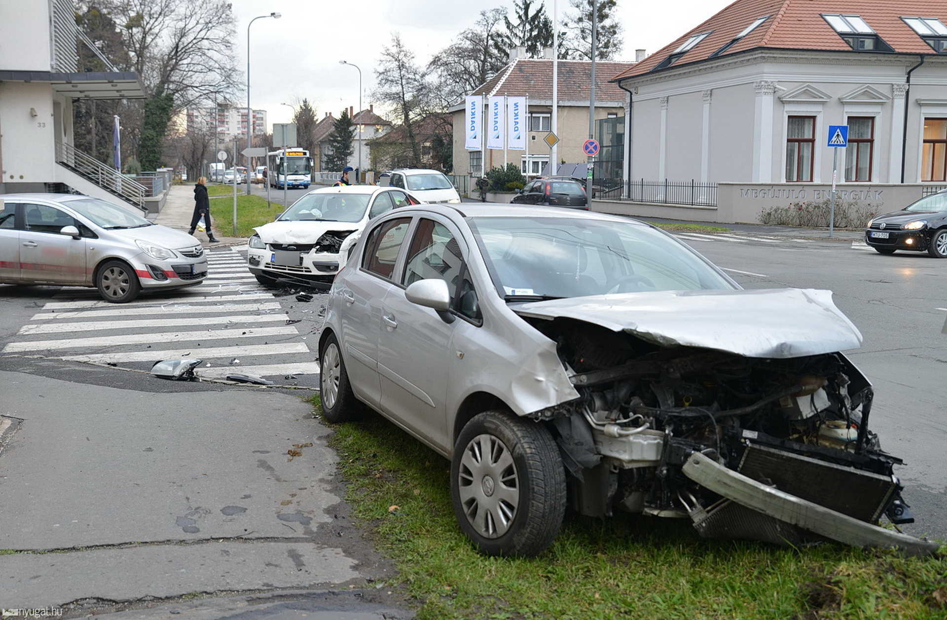 Két autót tört össze a figyelmetlen sofőr Szombathelyen
