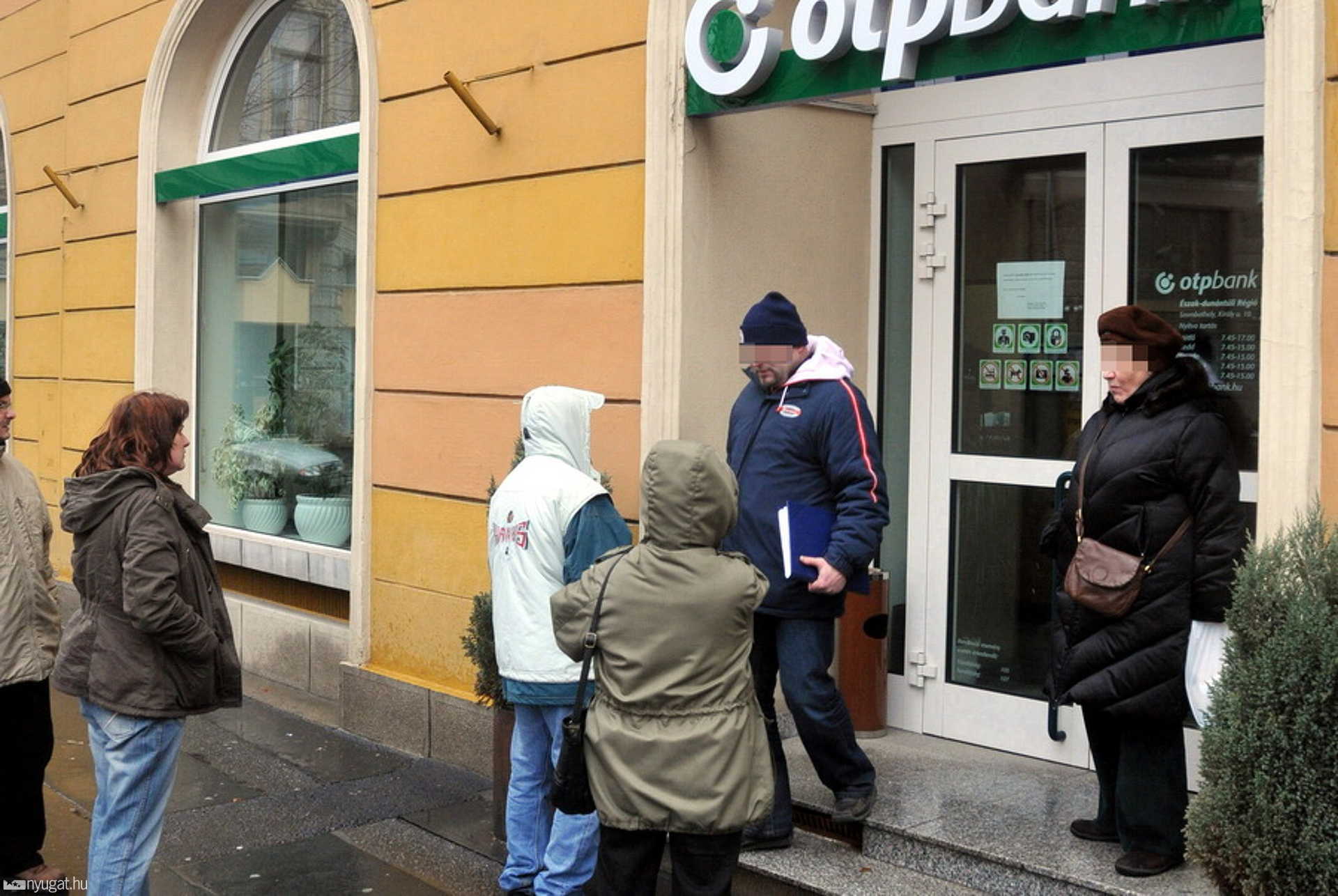 A képn jobboldalt álló nő állt a békés rabló mögött a sorban, beszélgetett is a férfival