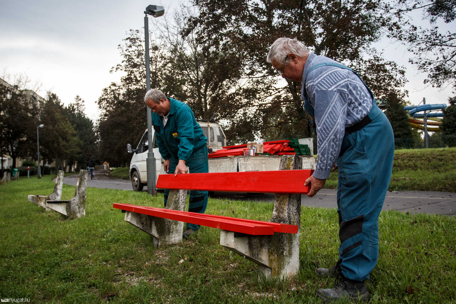 Új padok a Perintparti sétányon