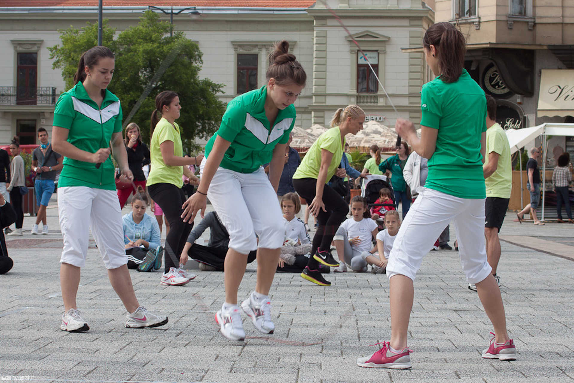 Utcai kötélugró verseny a Fő téren