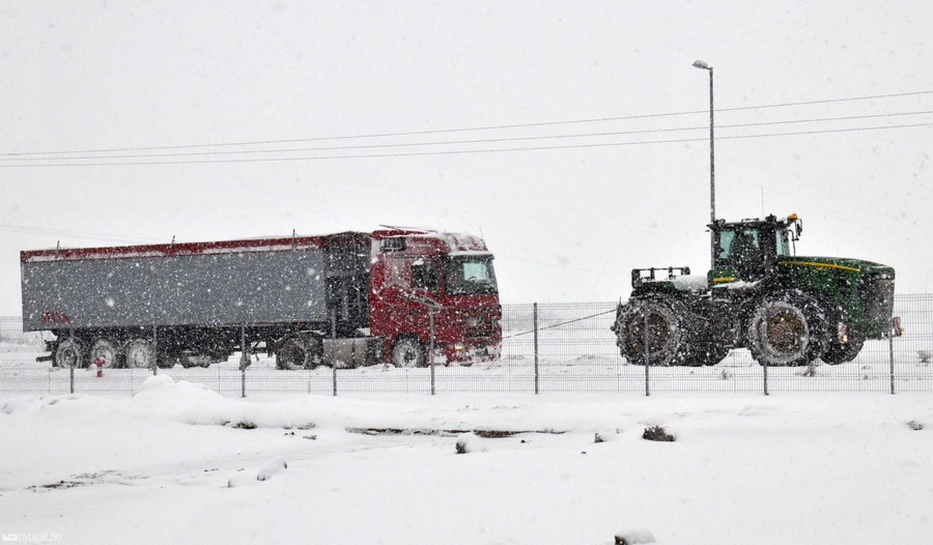 86-os úton elakadt kamiont mentő traktor Vép mellett
