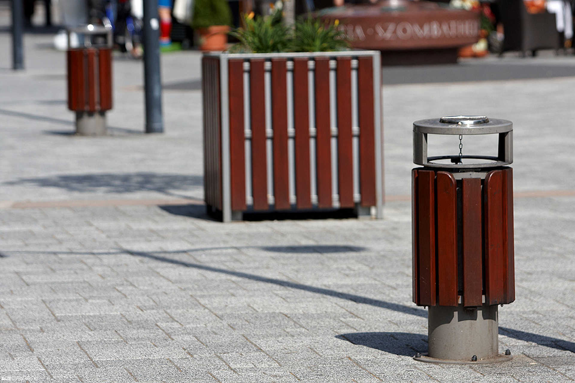 Hamutartók a Fő téri kukákon