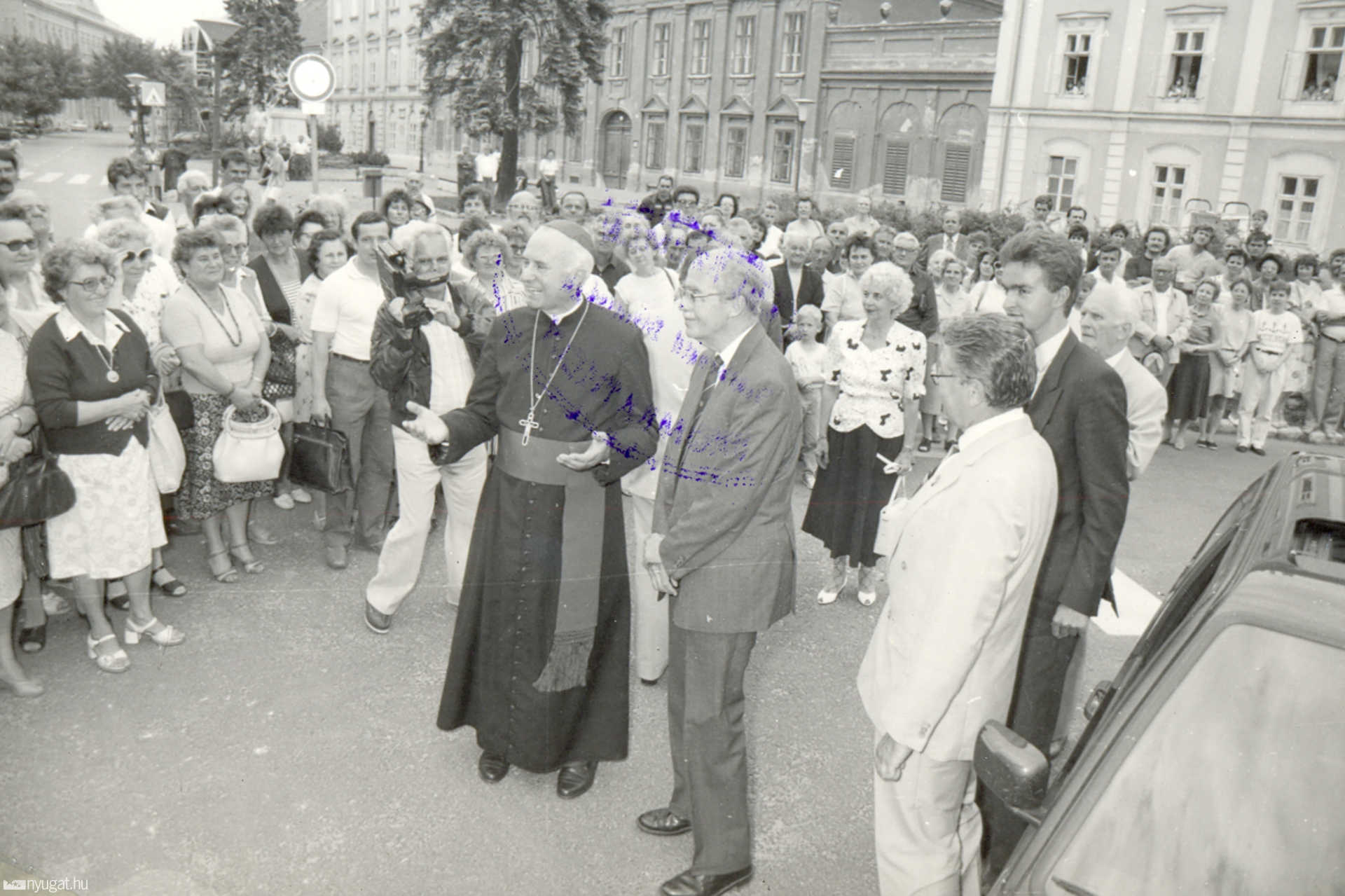 Habsburg Ottót a Székesegyház előtt fogadják a város polgárai 