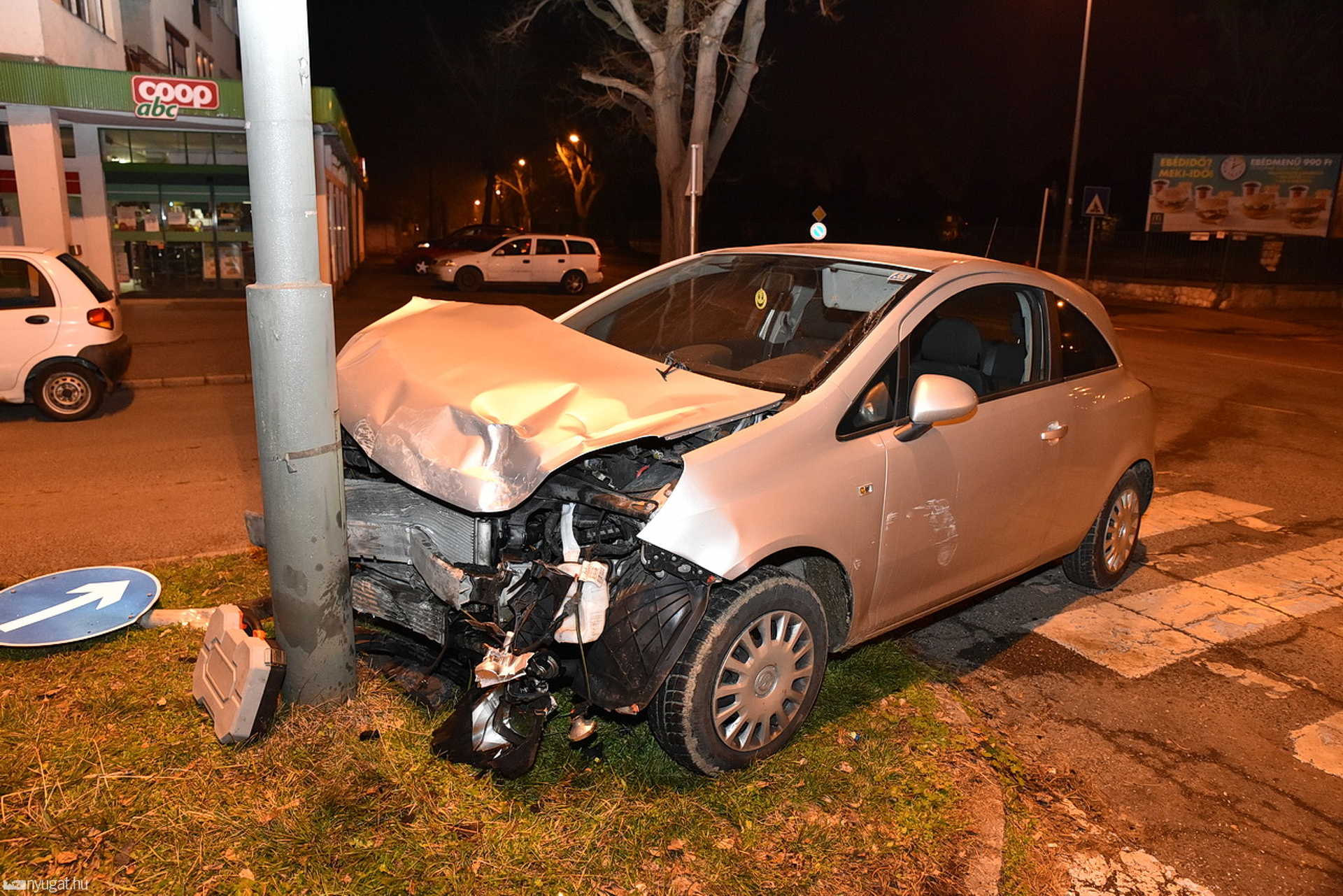 Szabálytalan autó miatt csapódott oszlopnak az Opel a kórháznál