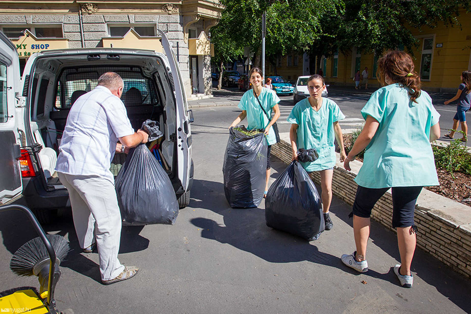 Elvitték a Savaria Nagyszálló mellől a szemetet