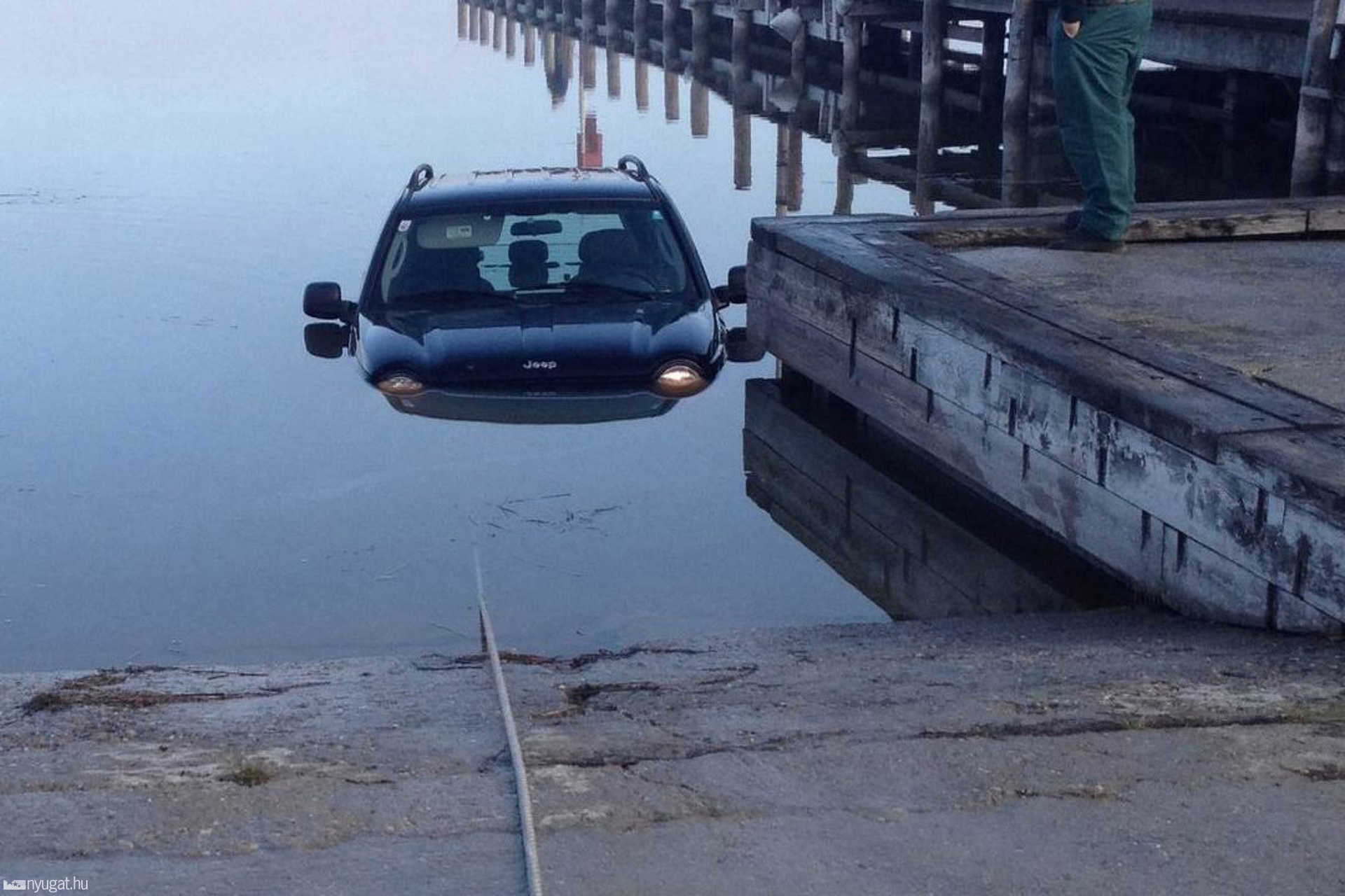 A Fertő tóba csúszott egy terepjáró