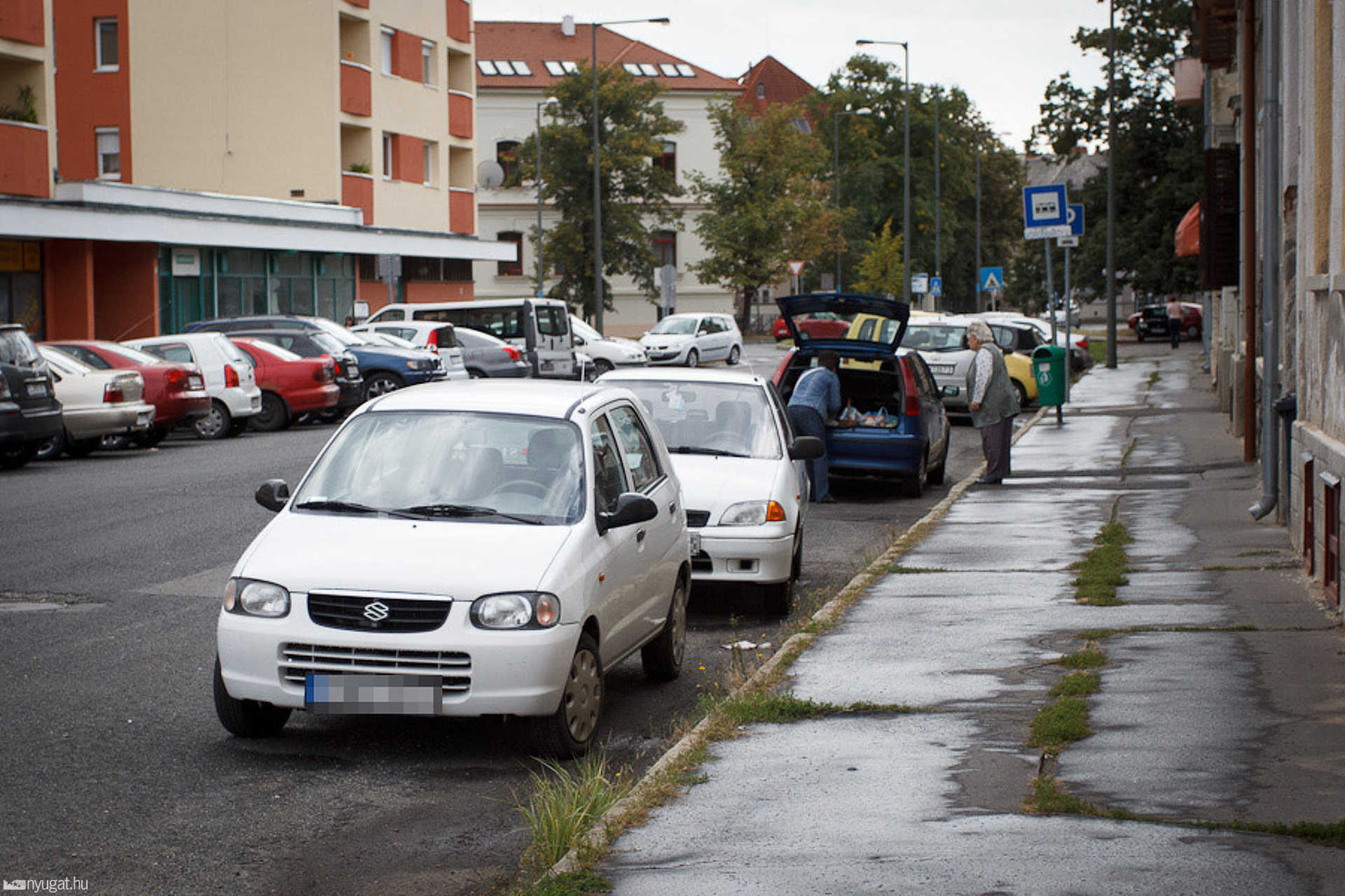 Kopott úburkolati jelek a 11-es Huszár út elején