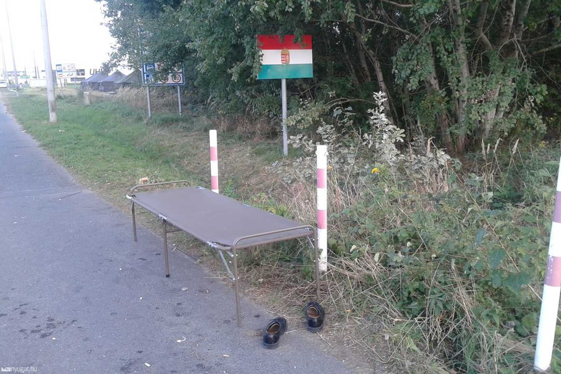 Valakinek nem kellett ez a pár cipő. otthagyta a határszélen