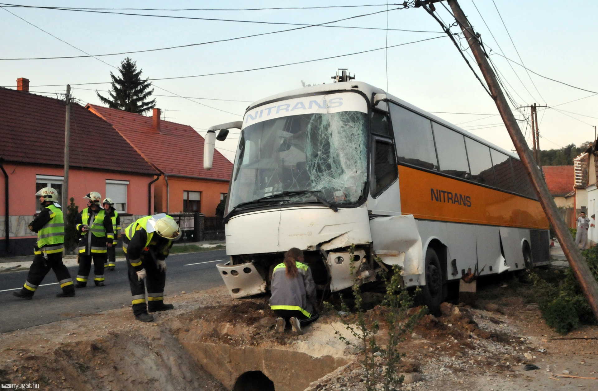 Árokba csapódott a turistabusz Vámoscsaládon