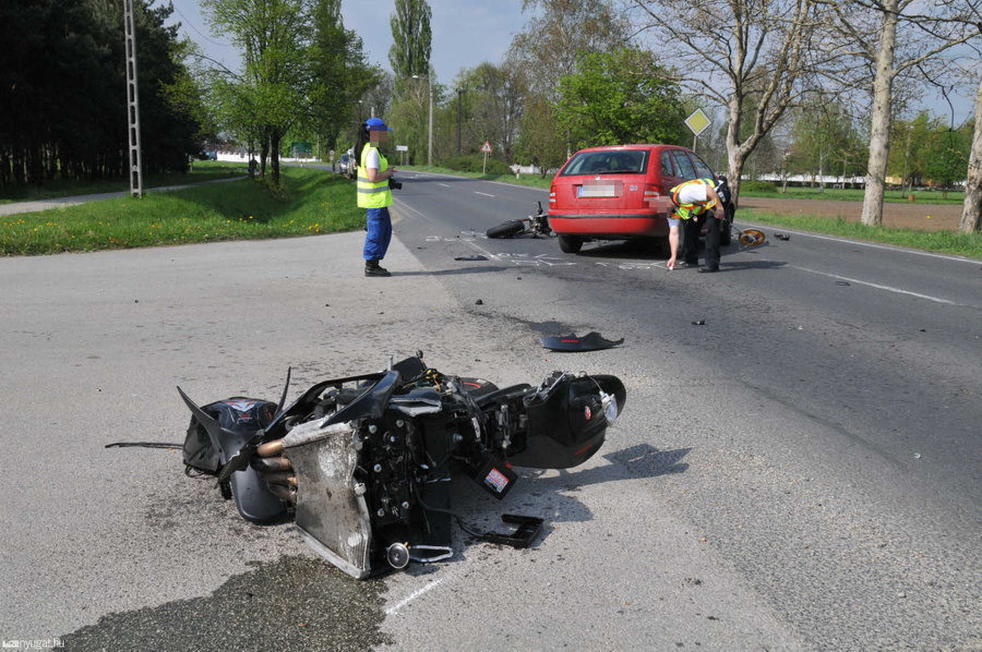 Súlyos motorosbaleset a 86-os úton