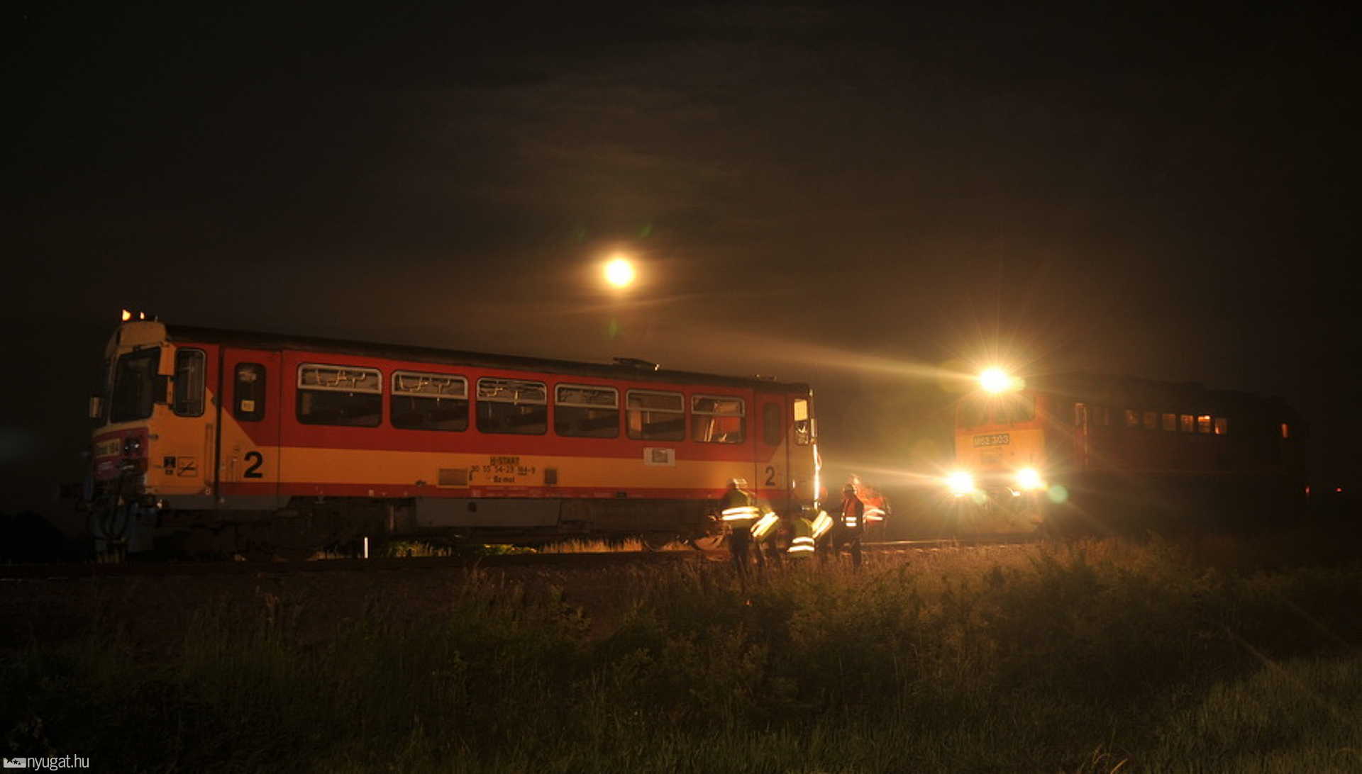 Baleset miatt kisiklott motorvonat sínre emelése és elvontatása 