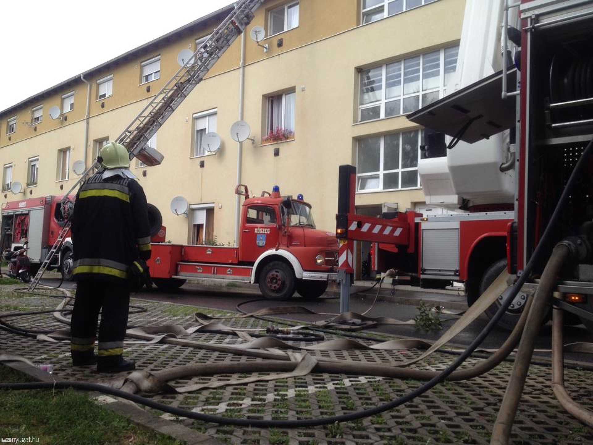 Társasház tetőszerkezete égett Kőszegen