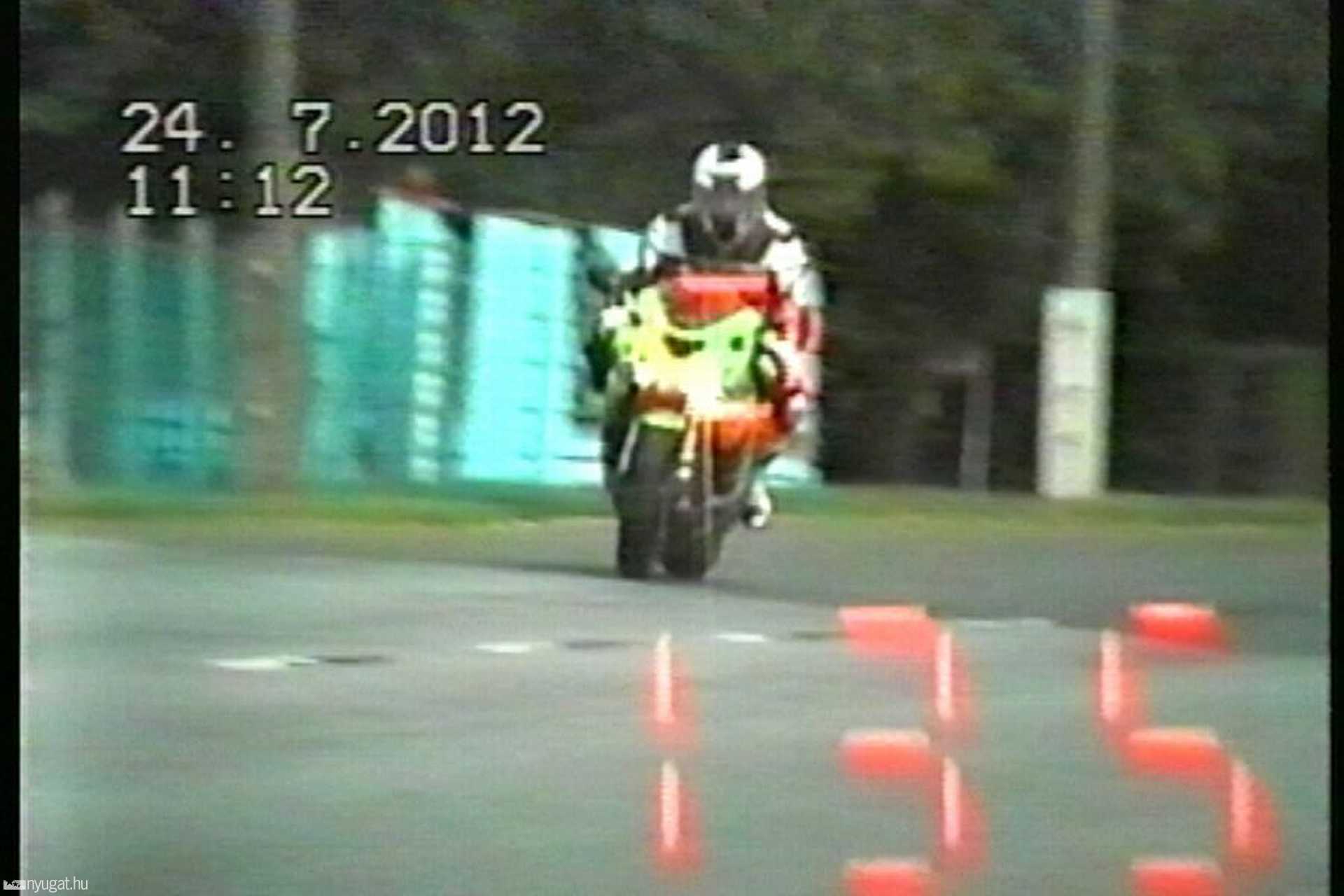 A kategória győztese, egy motoros, Simaságon 135-tel