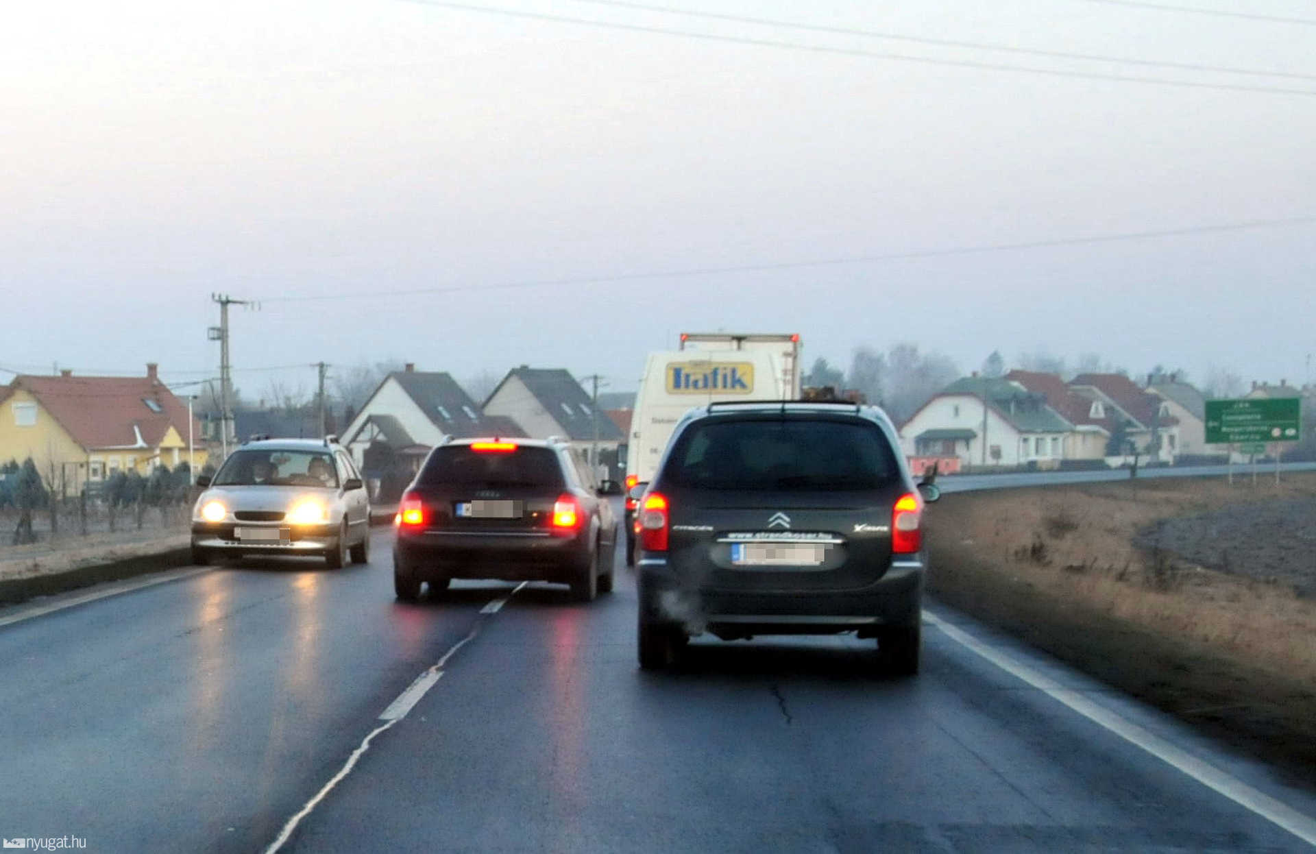 Hárman két sávon - életveszélyes előzés a 86-os úton