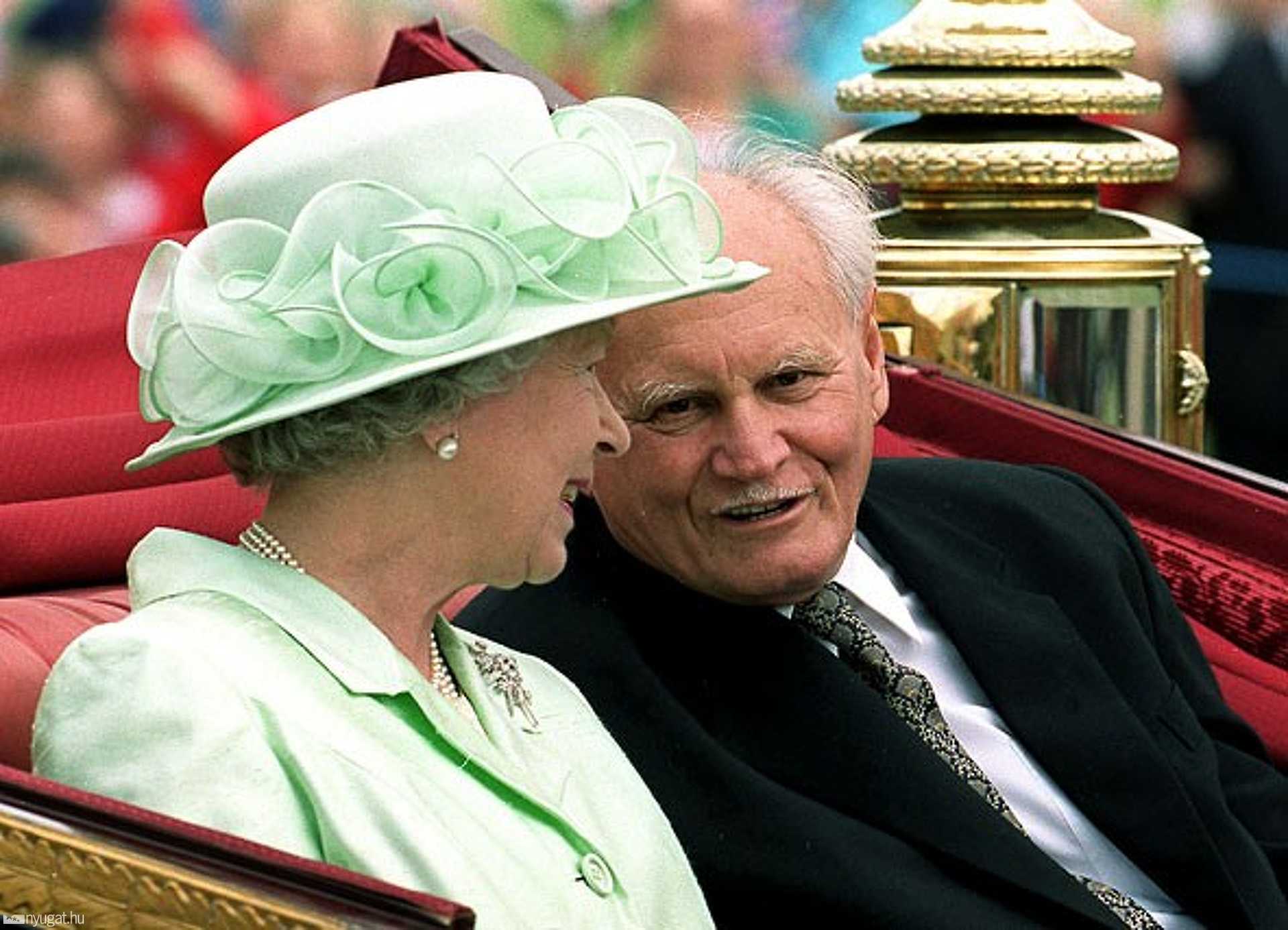 Göncz Árpád 1999-es angliai hivatalos látogatásán II. Erzsébet brit királynővel a windsori kastély kertjében 
