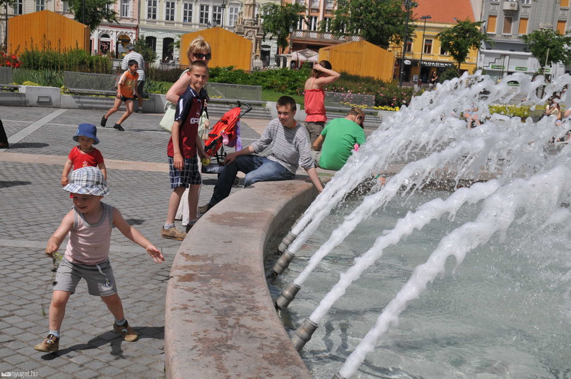 Kánikulariadó alatt a szombathelyi Fő téren