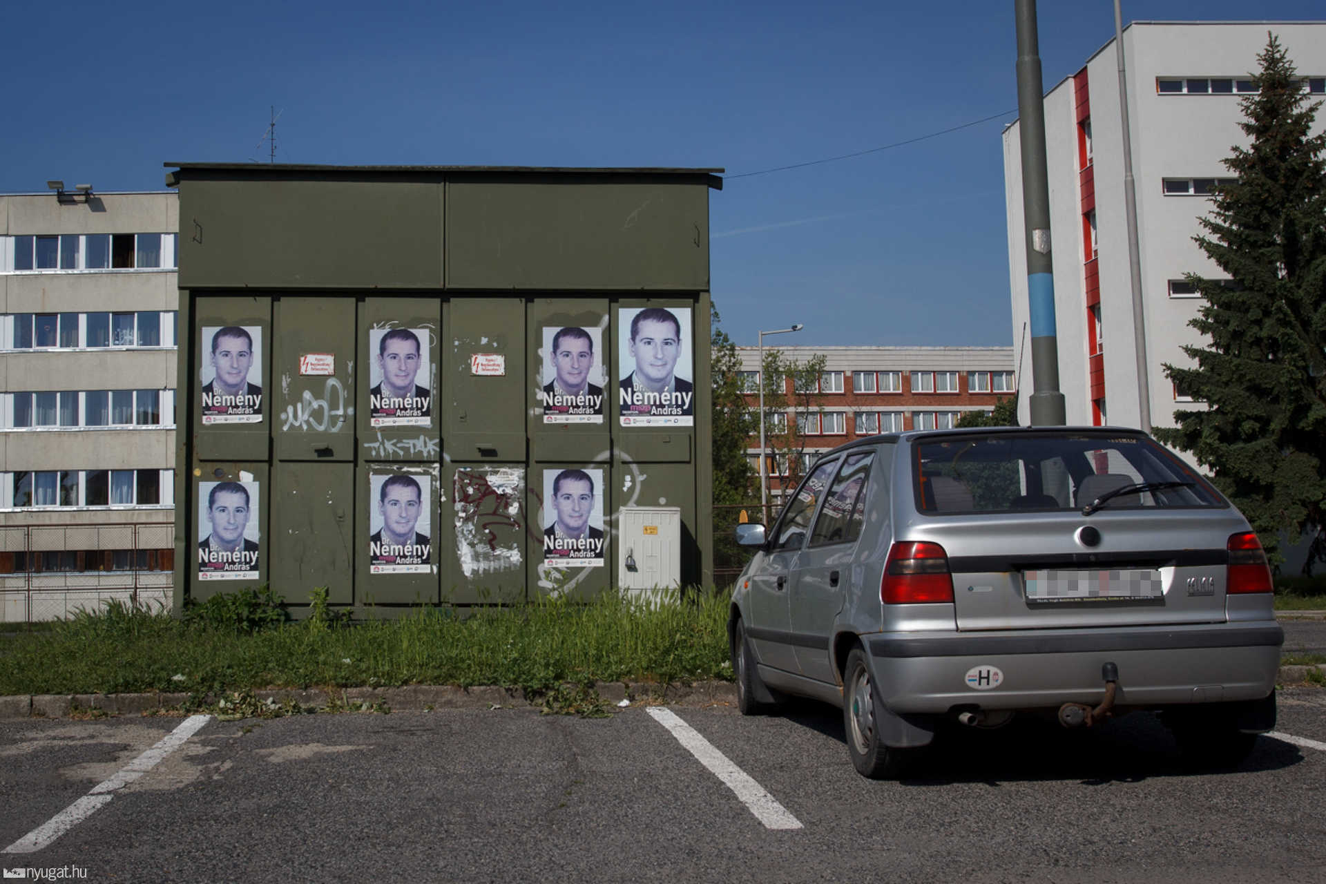Kint hagyott választási plakátok, matricák