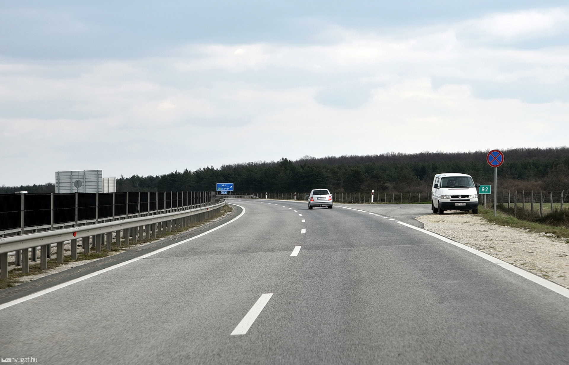 Sebességellenőrzés VHKKEP-pel az M86-on, a sárvári lehajtó közelében