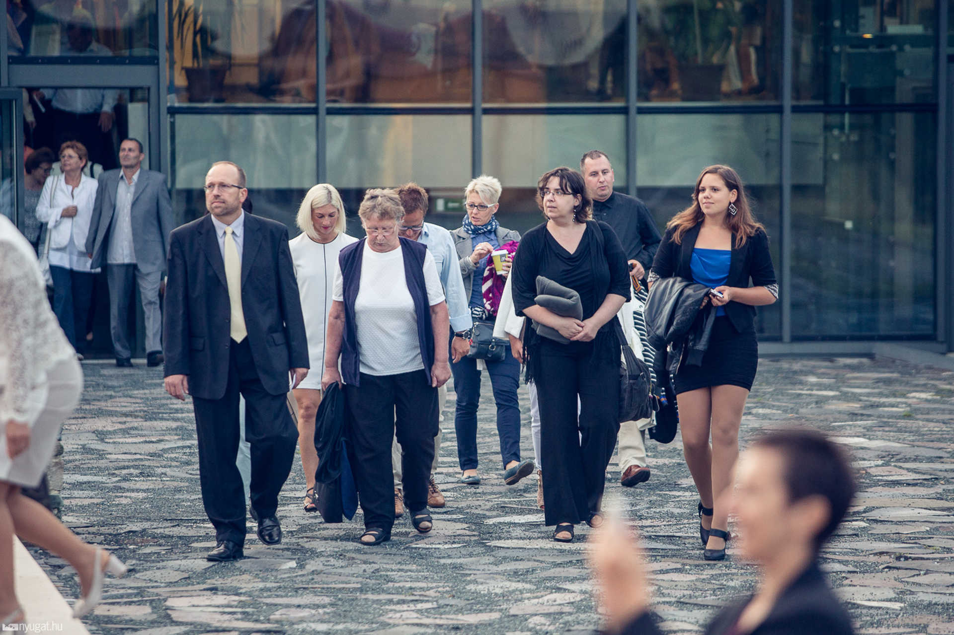 Érkeznek a vendégek az Iseumi Játékok előadására