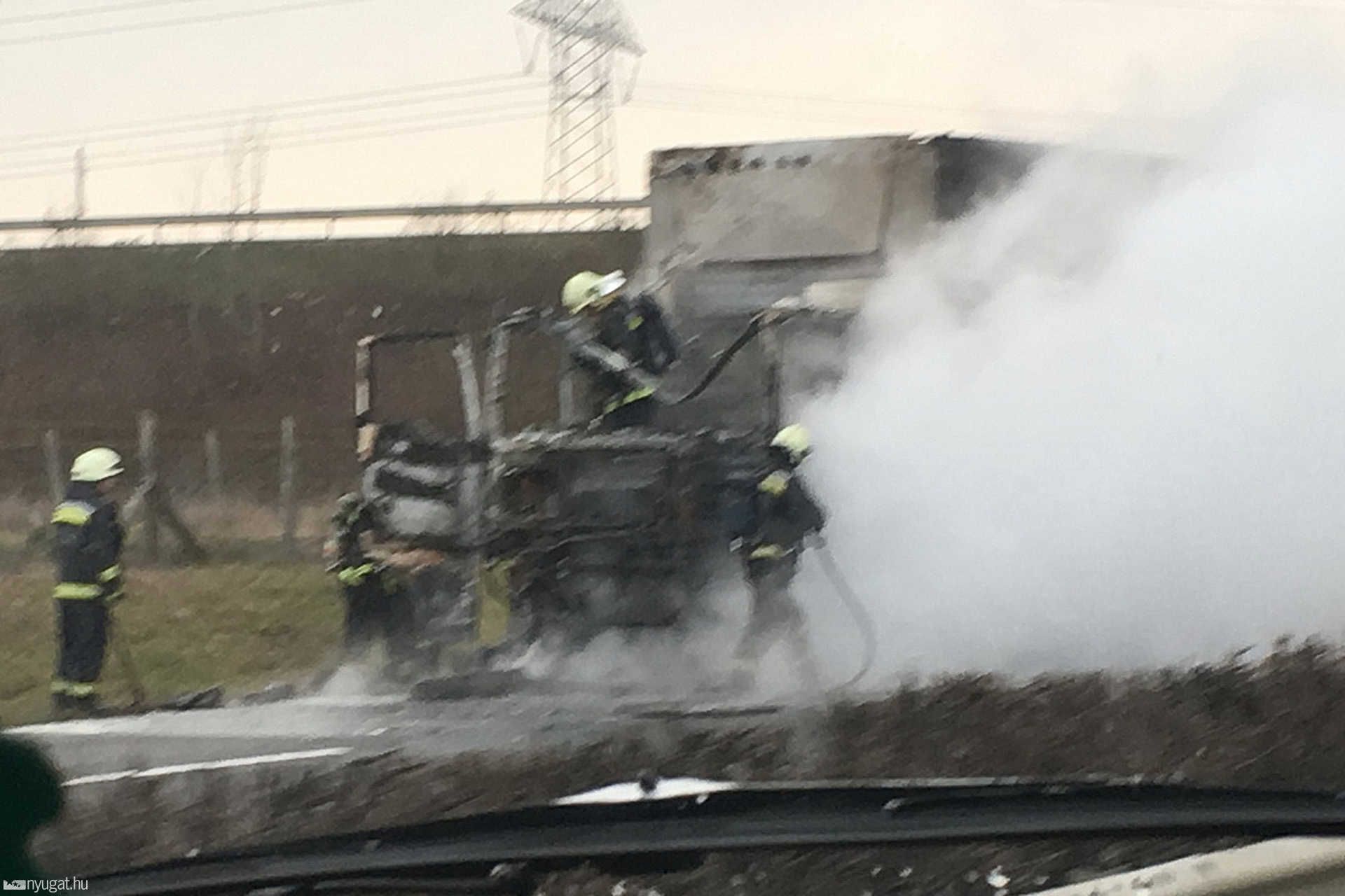 Kamion oltása az M1 autópályán