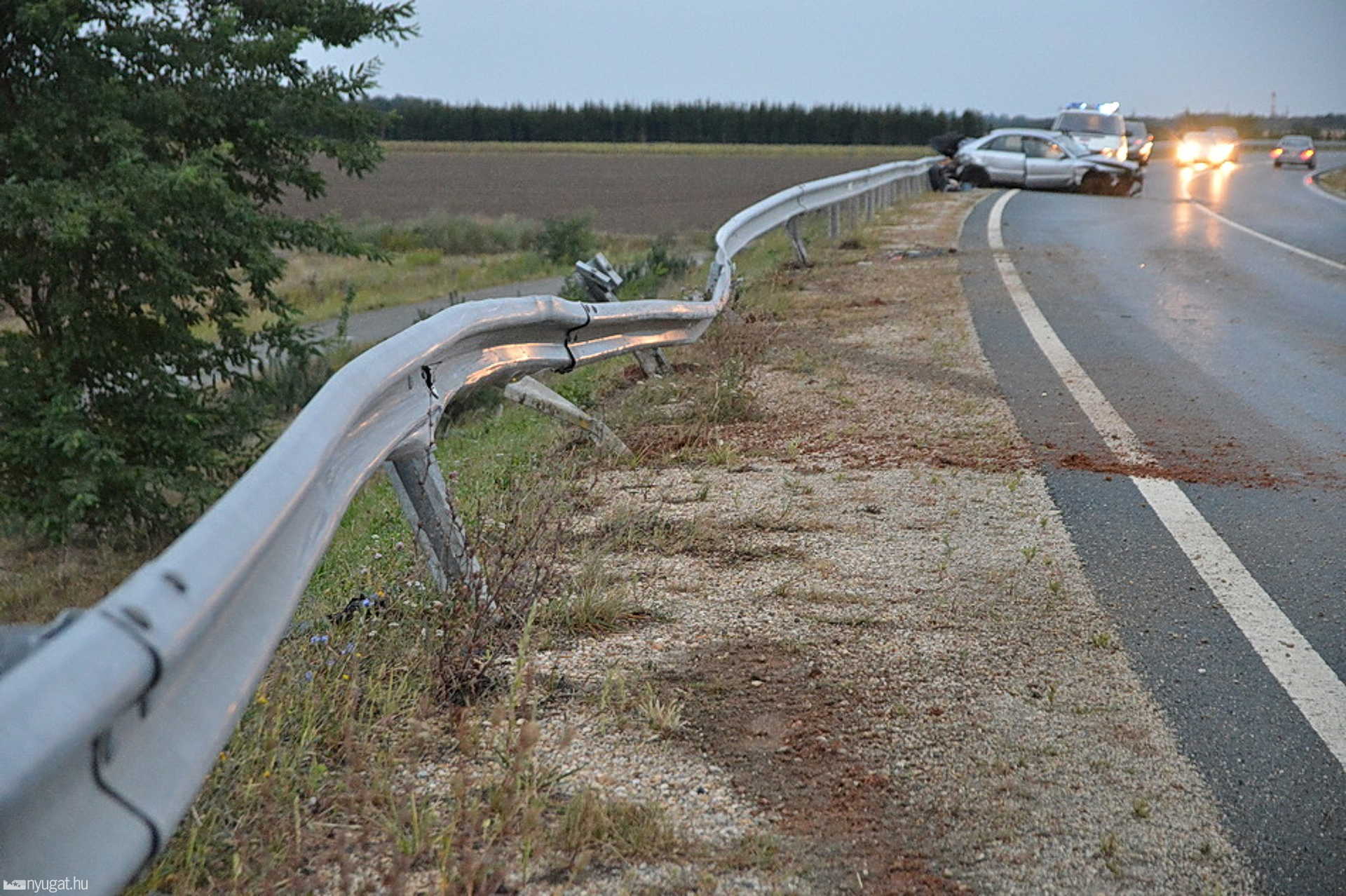 Totálkárosra tört az Audi a 89-es főúton