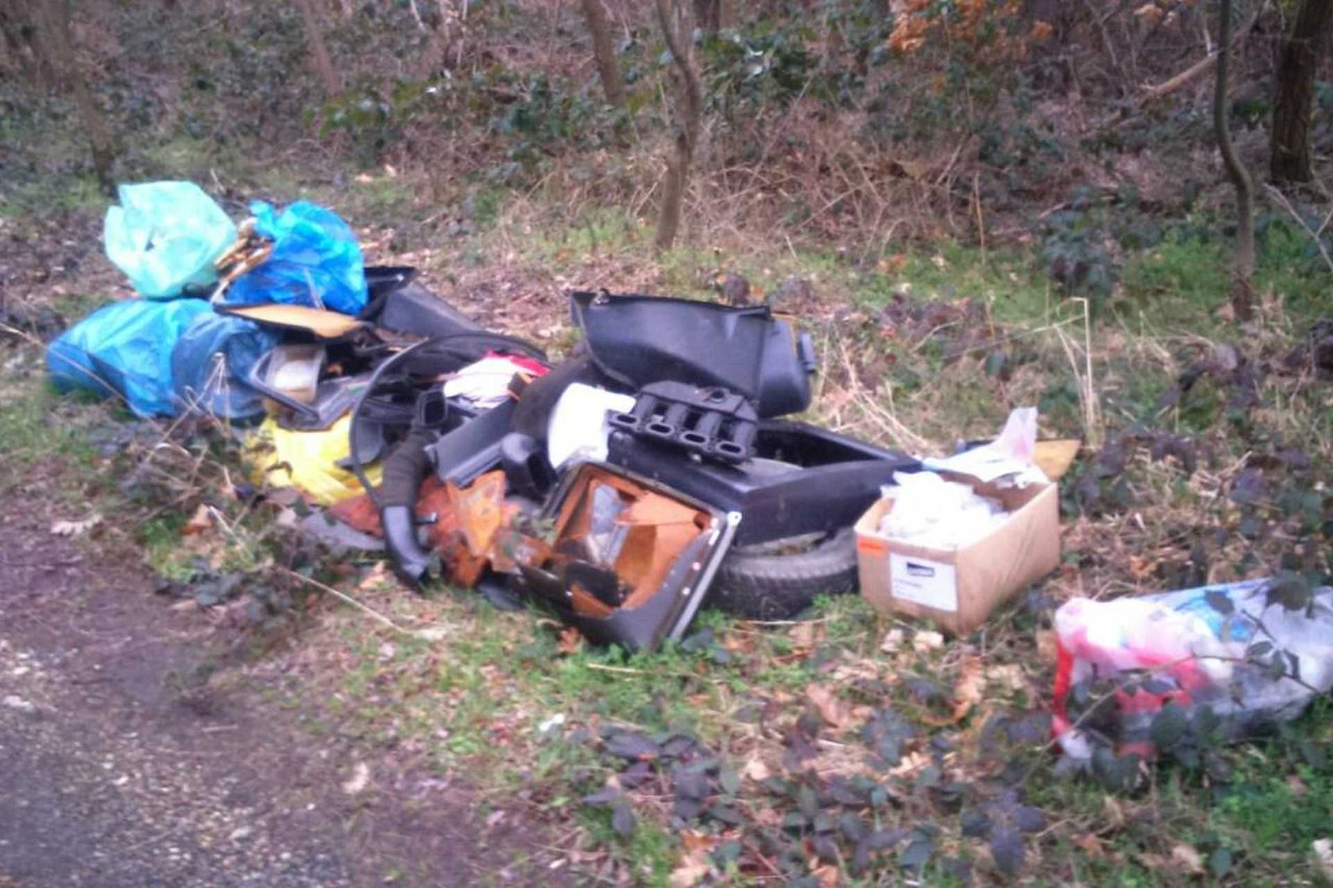 Illegális szeméthegyek a 86-os mellett
