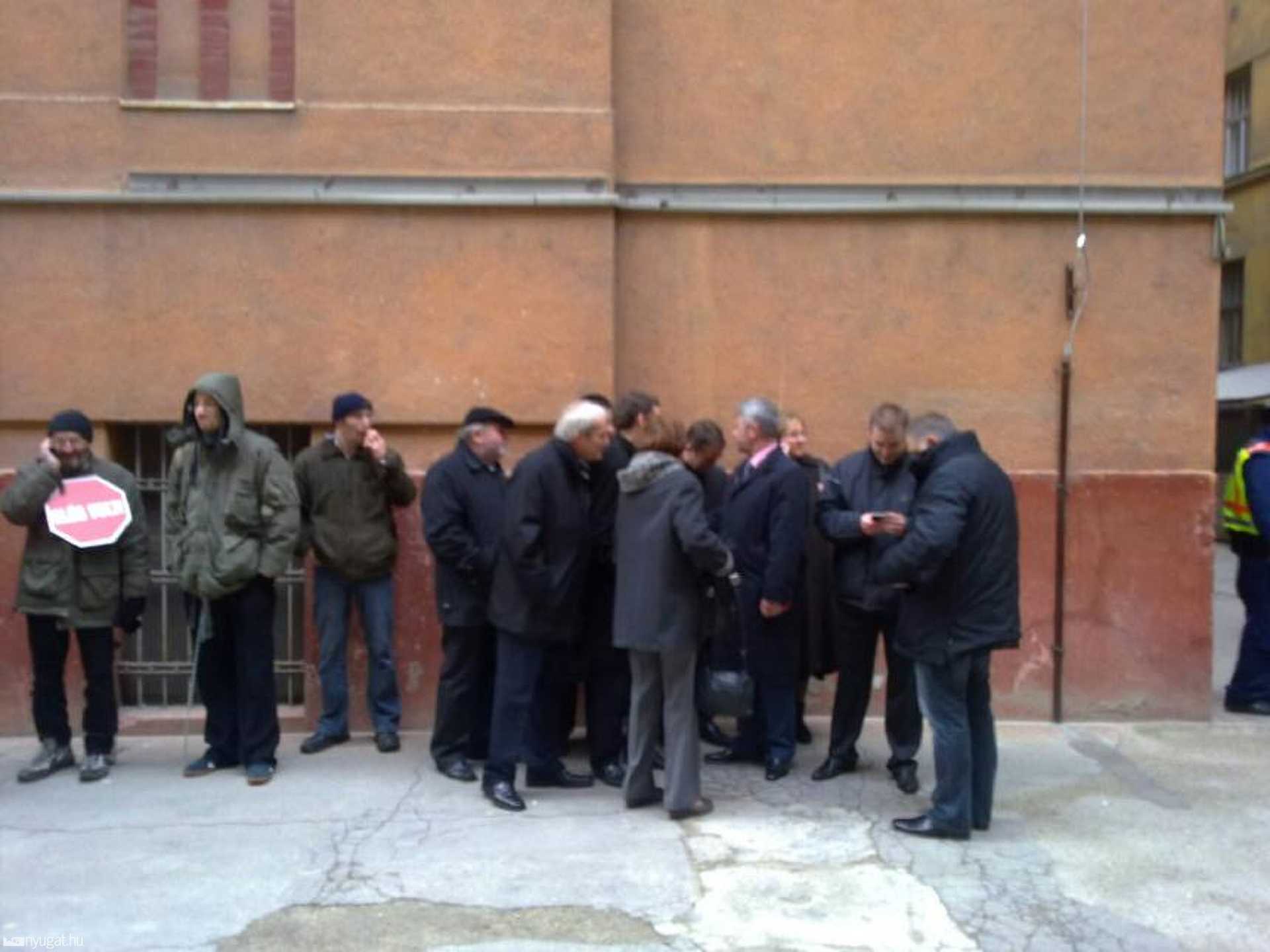 Vasi képviselőket is bevittek