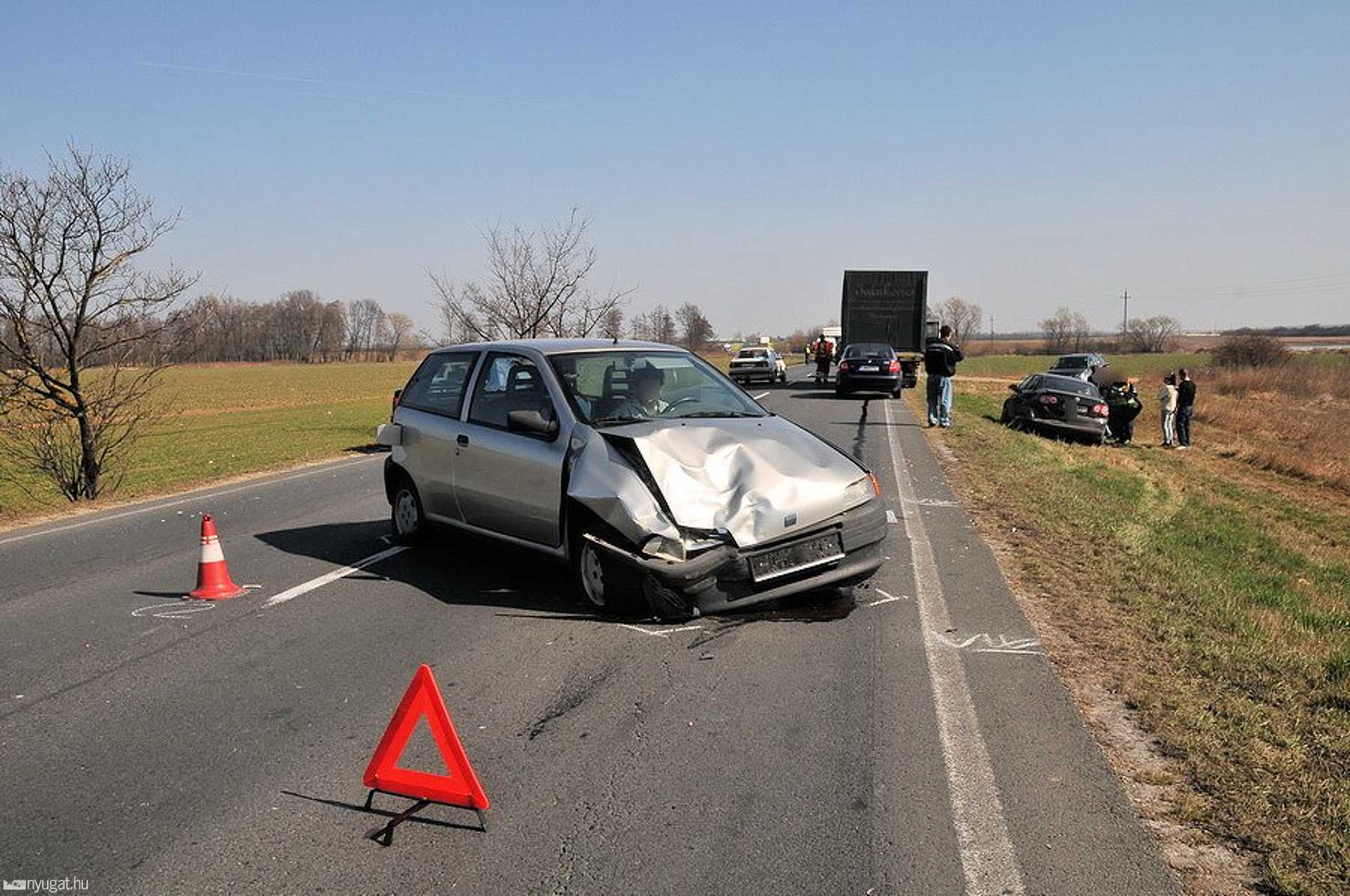 Váratlanul megálló VW okozott balesetet a 86-os főúton