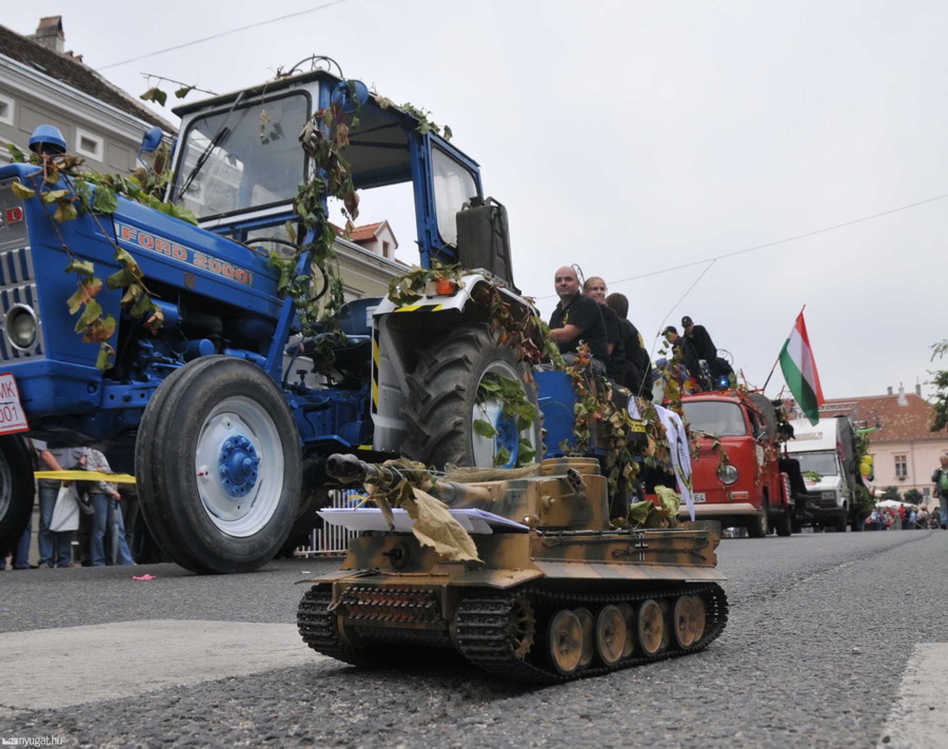 Nagymacska kicsiben - A tank is felvonult
