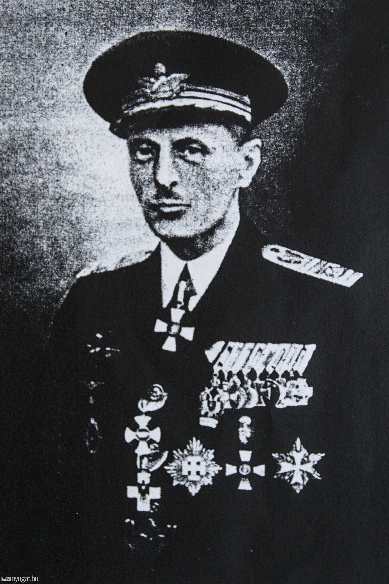 Vitéz Kenese Valdemár, 1924. augusztus 18-án vette át a reptér vezetését