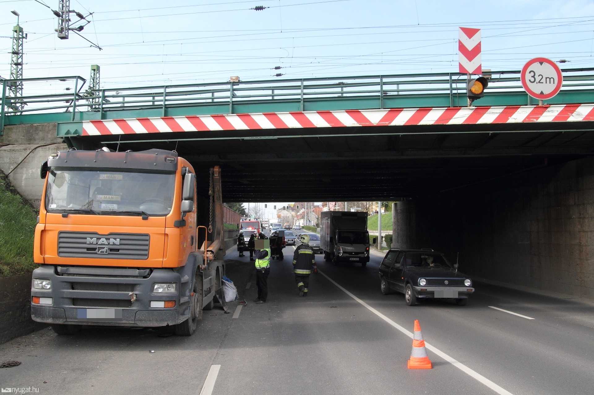 Konténerszállító szorult a Zanati úti felüljáró alá