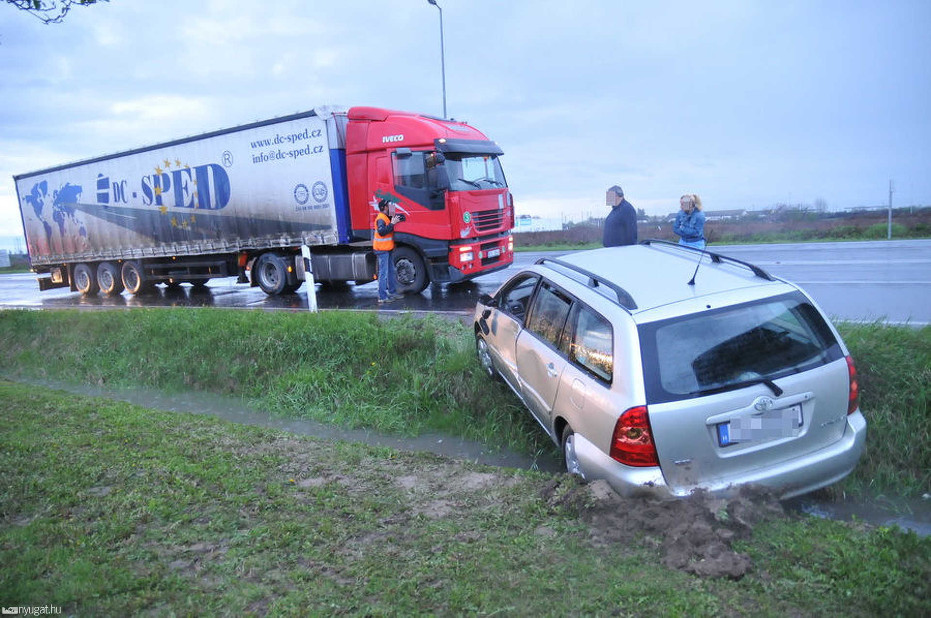 Holttérben haladt a Toyota, nem látta a kamion sofőrje