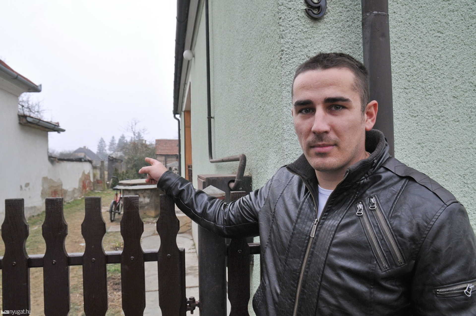 A melléképület (balra, hátul) teljesen leégett