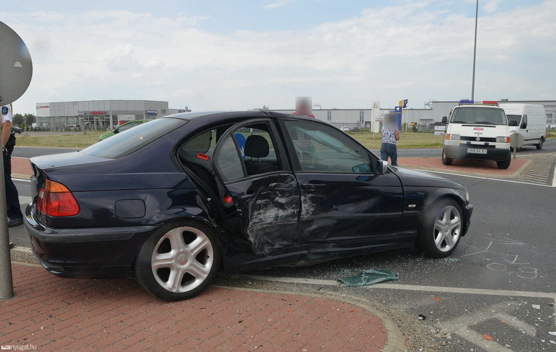 Fiat elé kanyarodott a BMW a 86-os főút szombathelyi elkerülő szakaszán