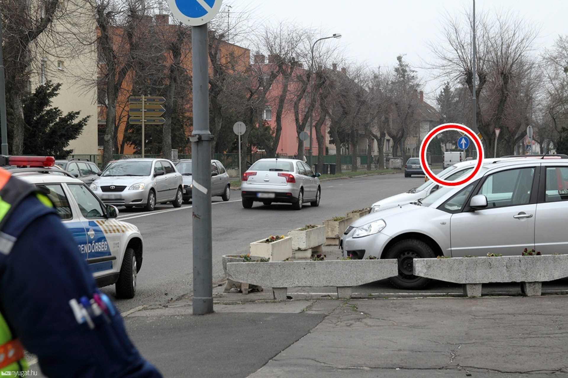 Az okozó Renault Traffic, itt indultak utána a rendőrök