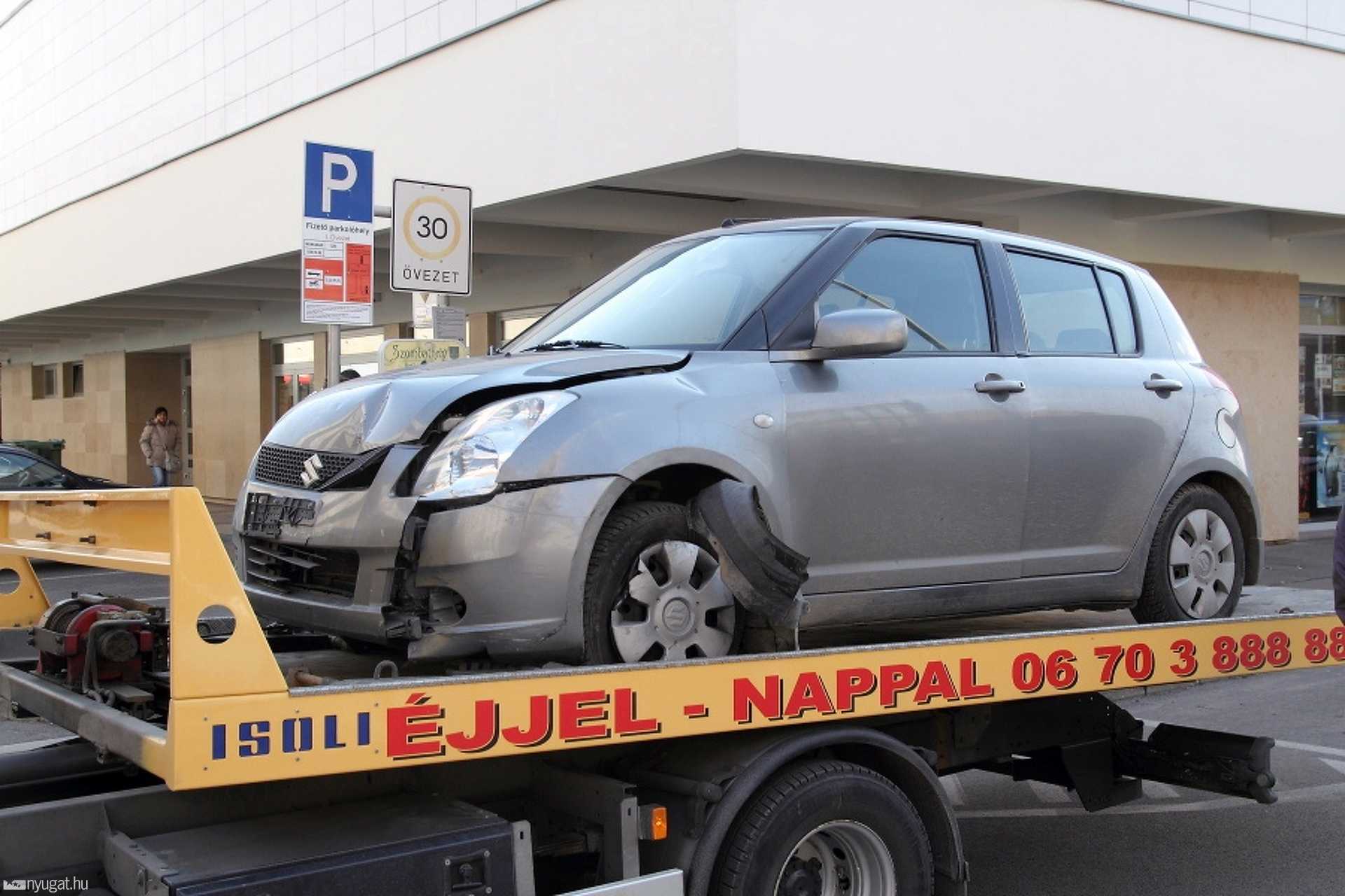 Három autót tört össze a Suzuki a belvárosban