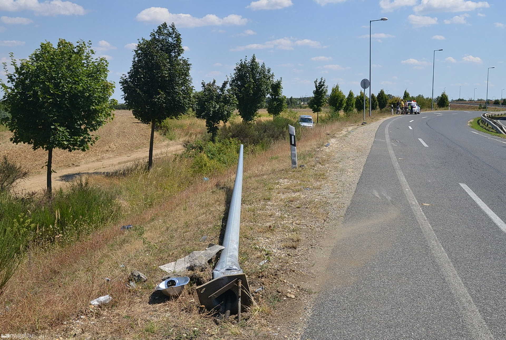 Motorosokat akart kikerülni, lámpát döntött a Peugeot