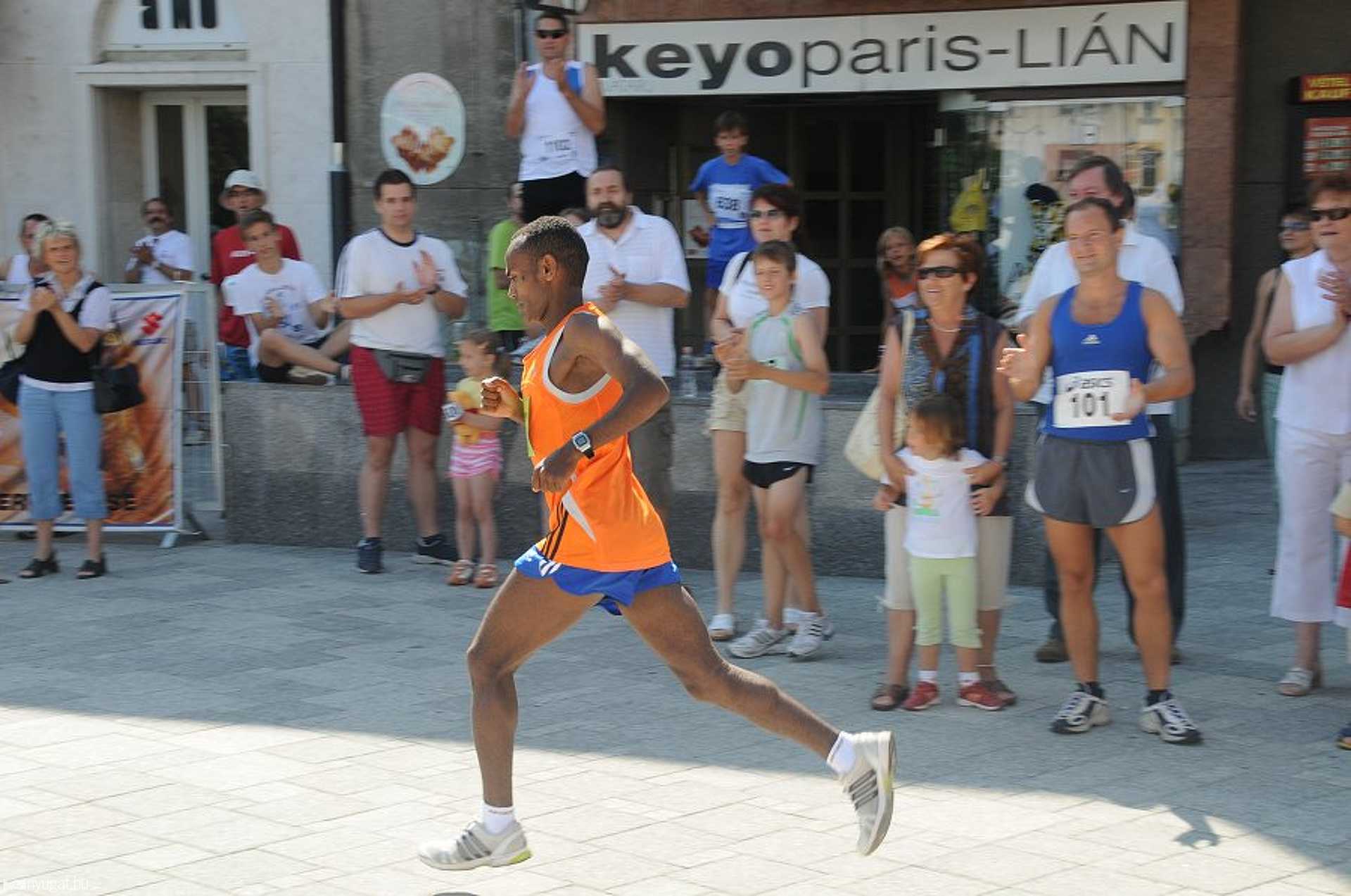 15 km-nél befutottak a maratonisták a Fő térre -Az etióp futó után percekig senki nem érkezett