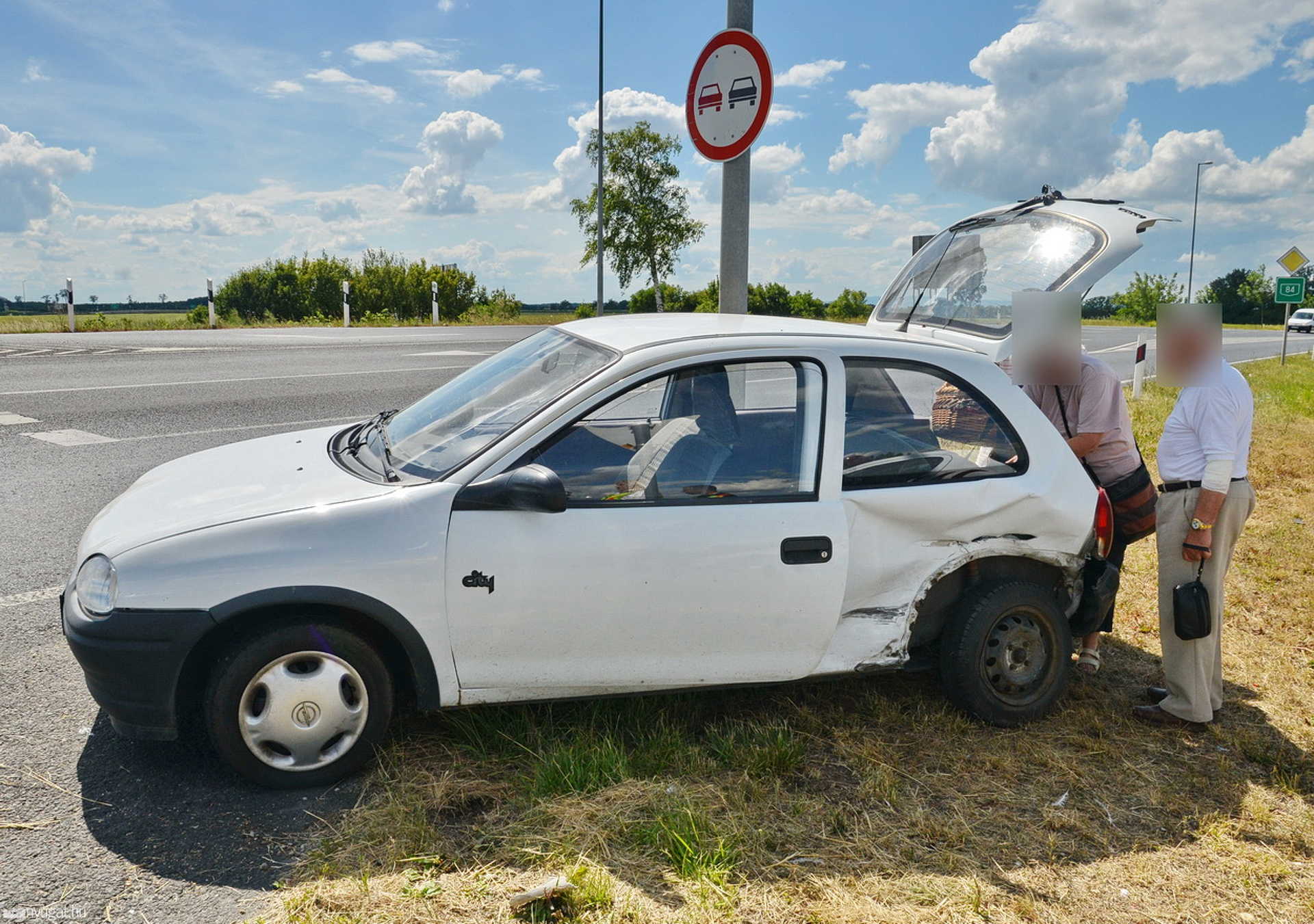 Idős sofőr okozott balesetet a 84-es főúton, Sárvárnál