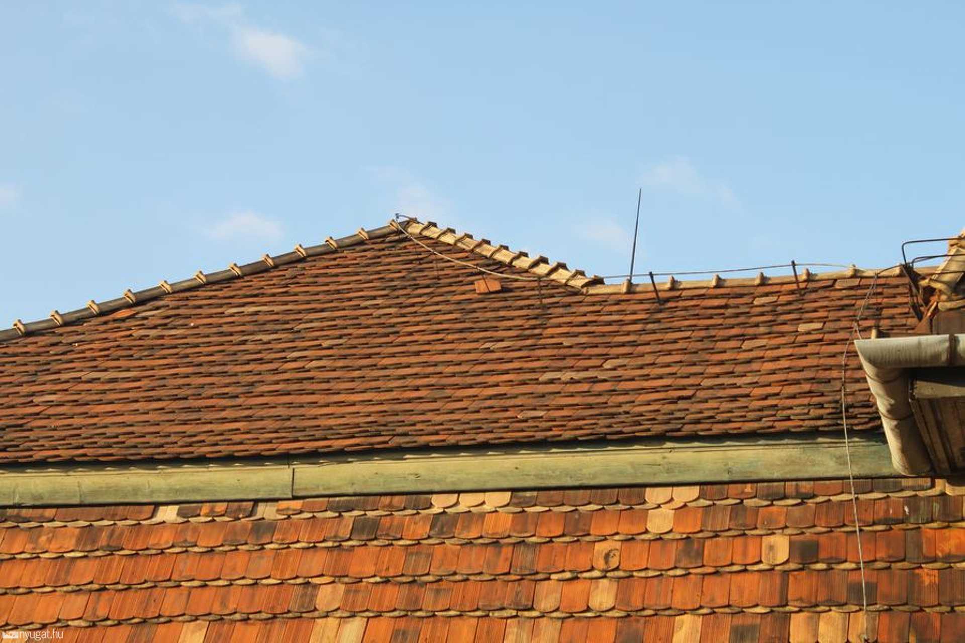 Nagyszálló megindult cserepei