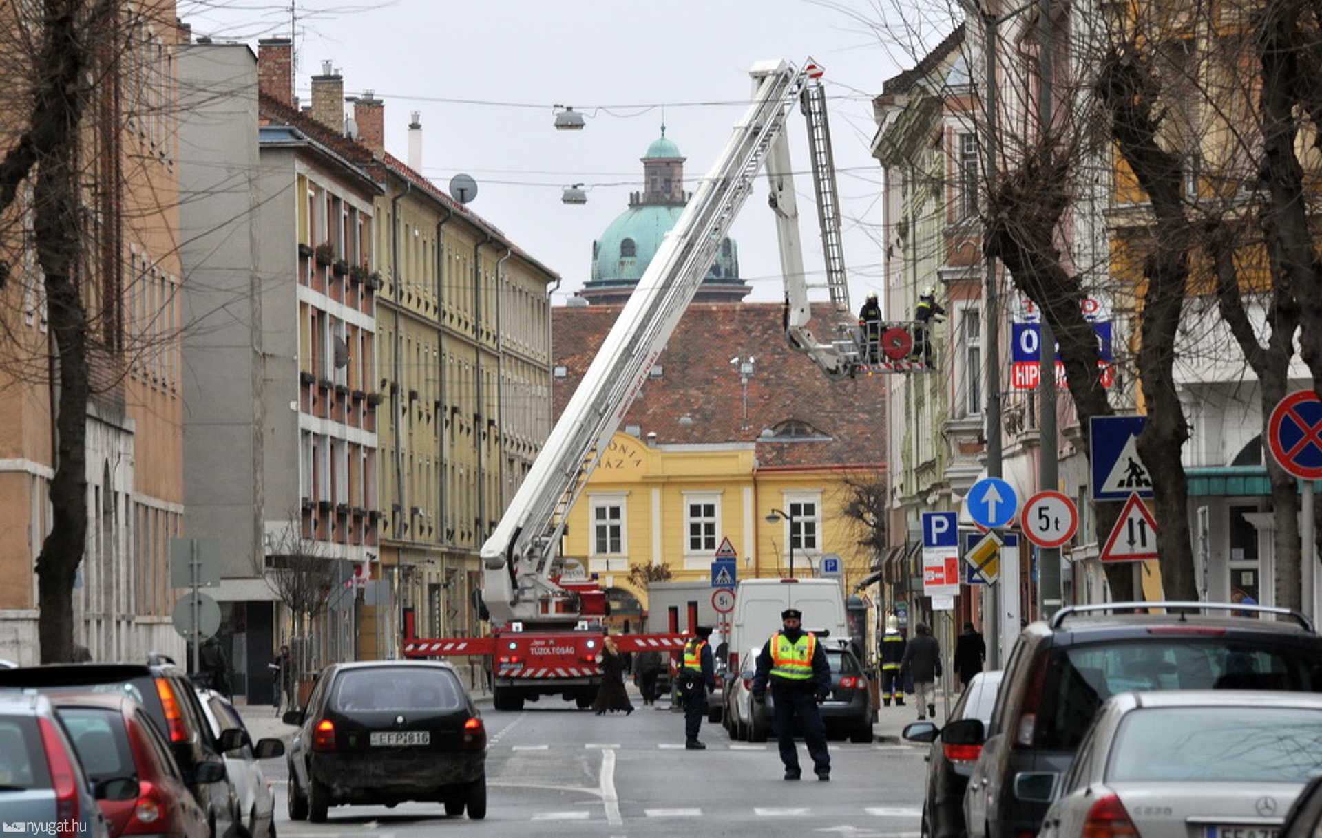 Meglazult vakolatot vertek le a tűzoltók a Király utcában