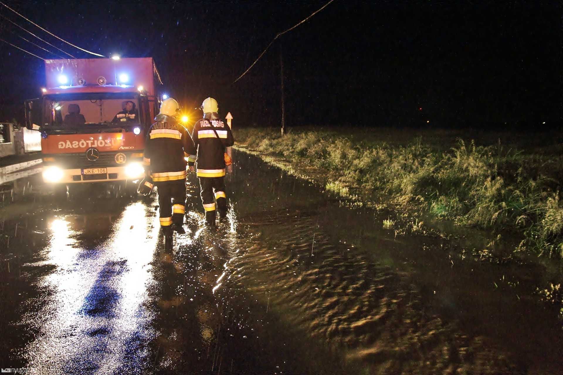 Felhőszakadás miatt kellett utakat lezárni, a házakat is veszélyeztette a víz