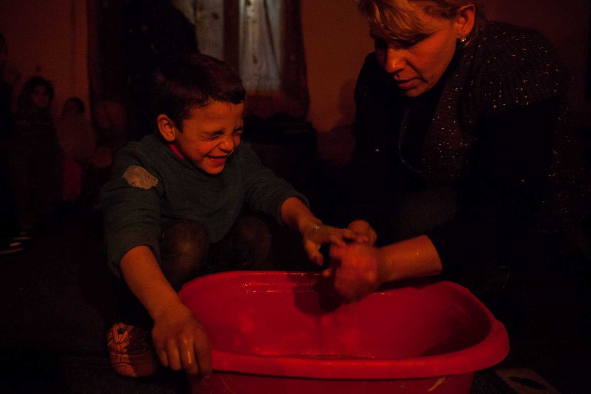 Terike egyik kisebbik fiának mosdatásához áll neki lefekvés előtt