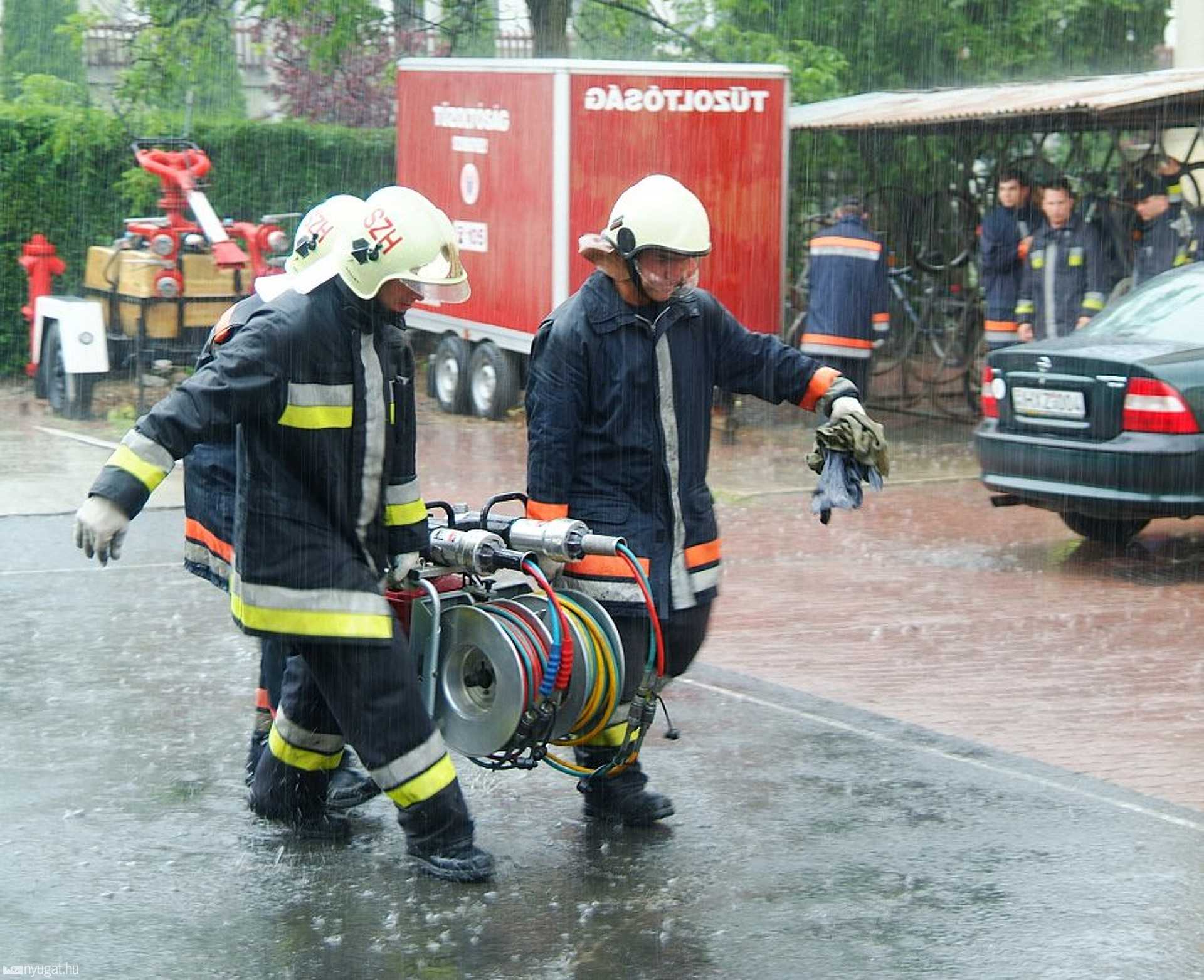 Újonc tűzoltók vizsgája szakadó esőben, Szombathelyen