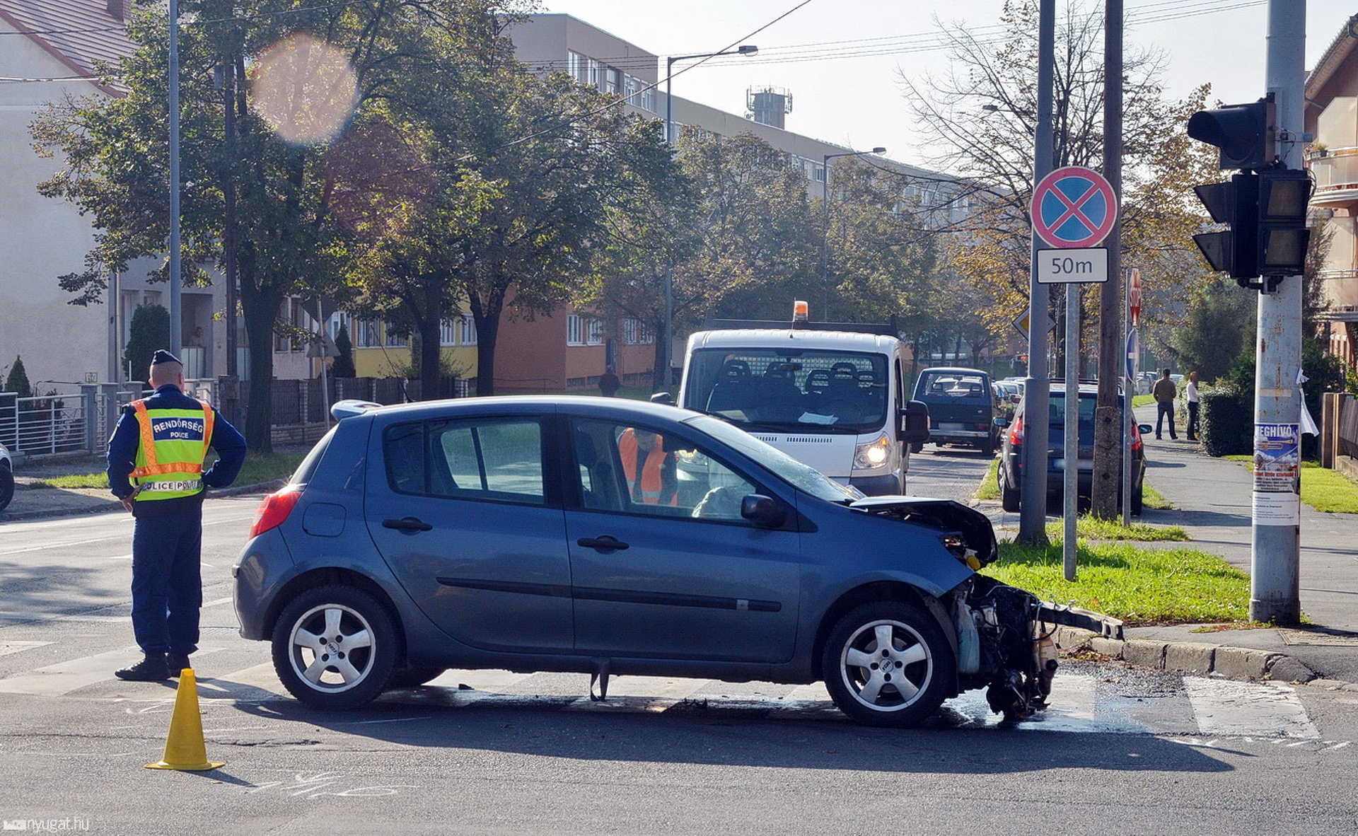 Nem vette észre a Stop-táblát a sofőr, VW-nek ütközött a Renault