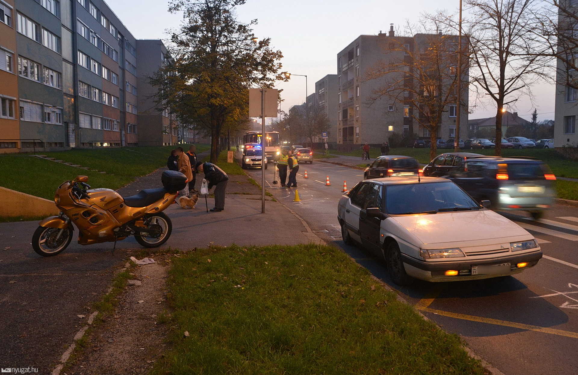 Gyalogátkelőhelynél megálló autónak csúszott egy motoros